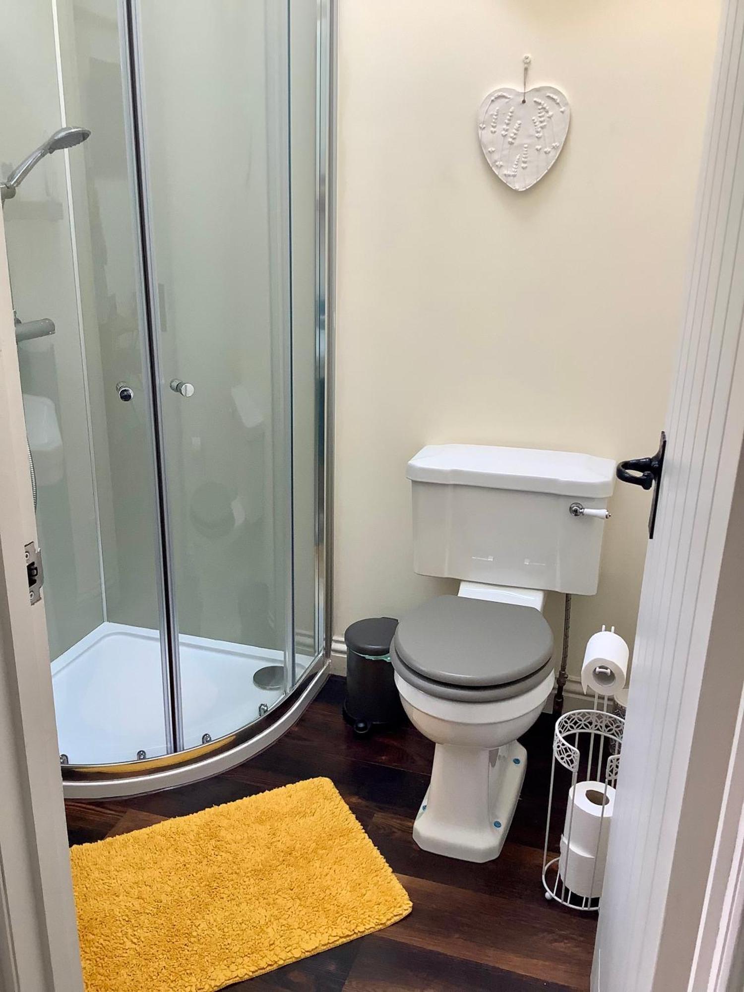 The Snug In Cheltenham, Leckhampton - A Cosy & Unique Space Chalet *