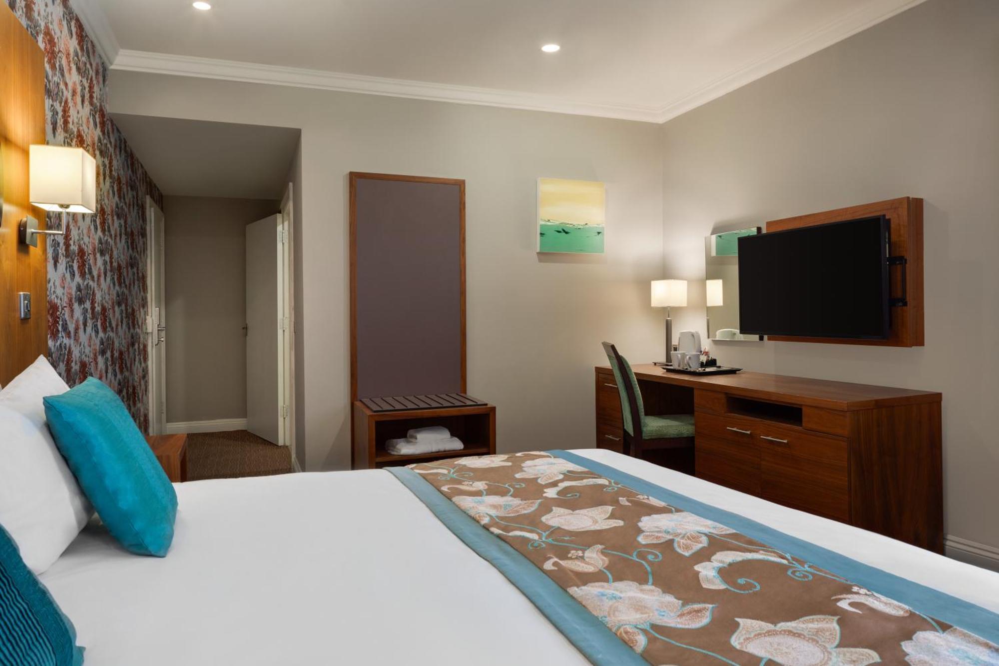 Ramada By Wyndham Cheltenham Hotel Golden Valley