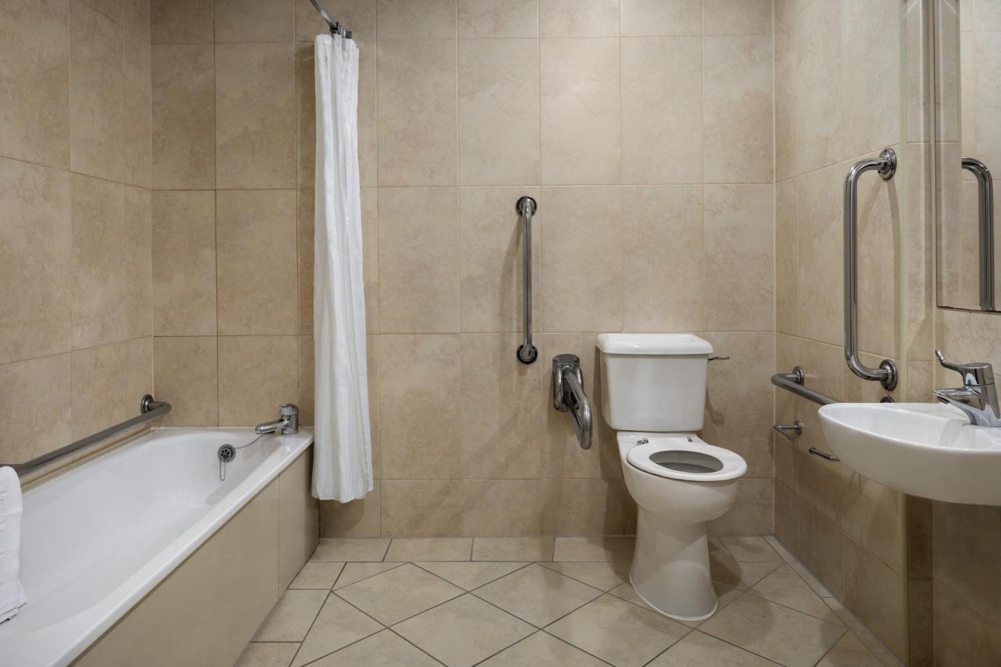 Ramada By Wyndham Cheltenham Golden Valley