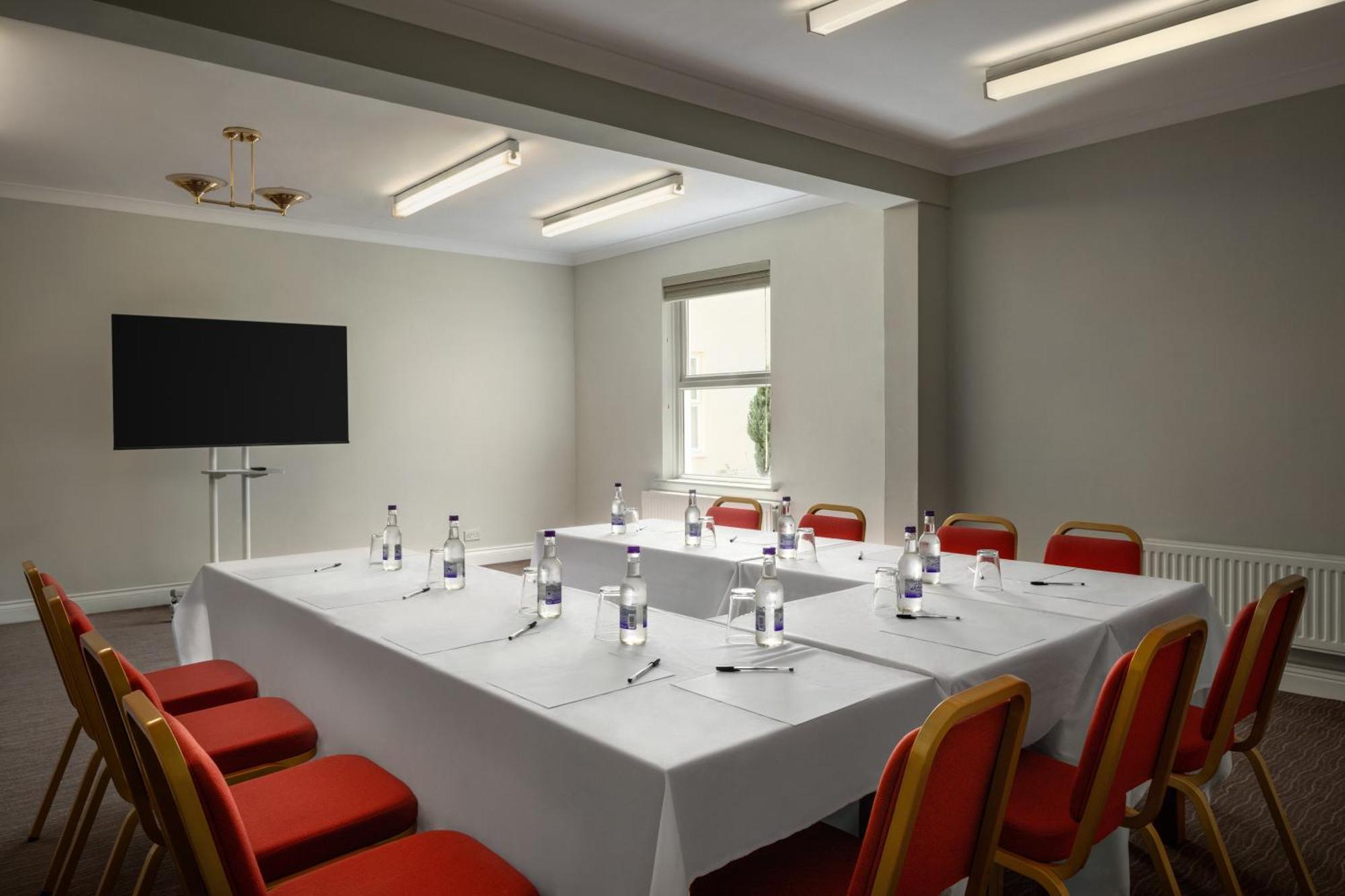 Ramada By Wyndham Cheltenham Hotel Golden Valley