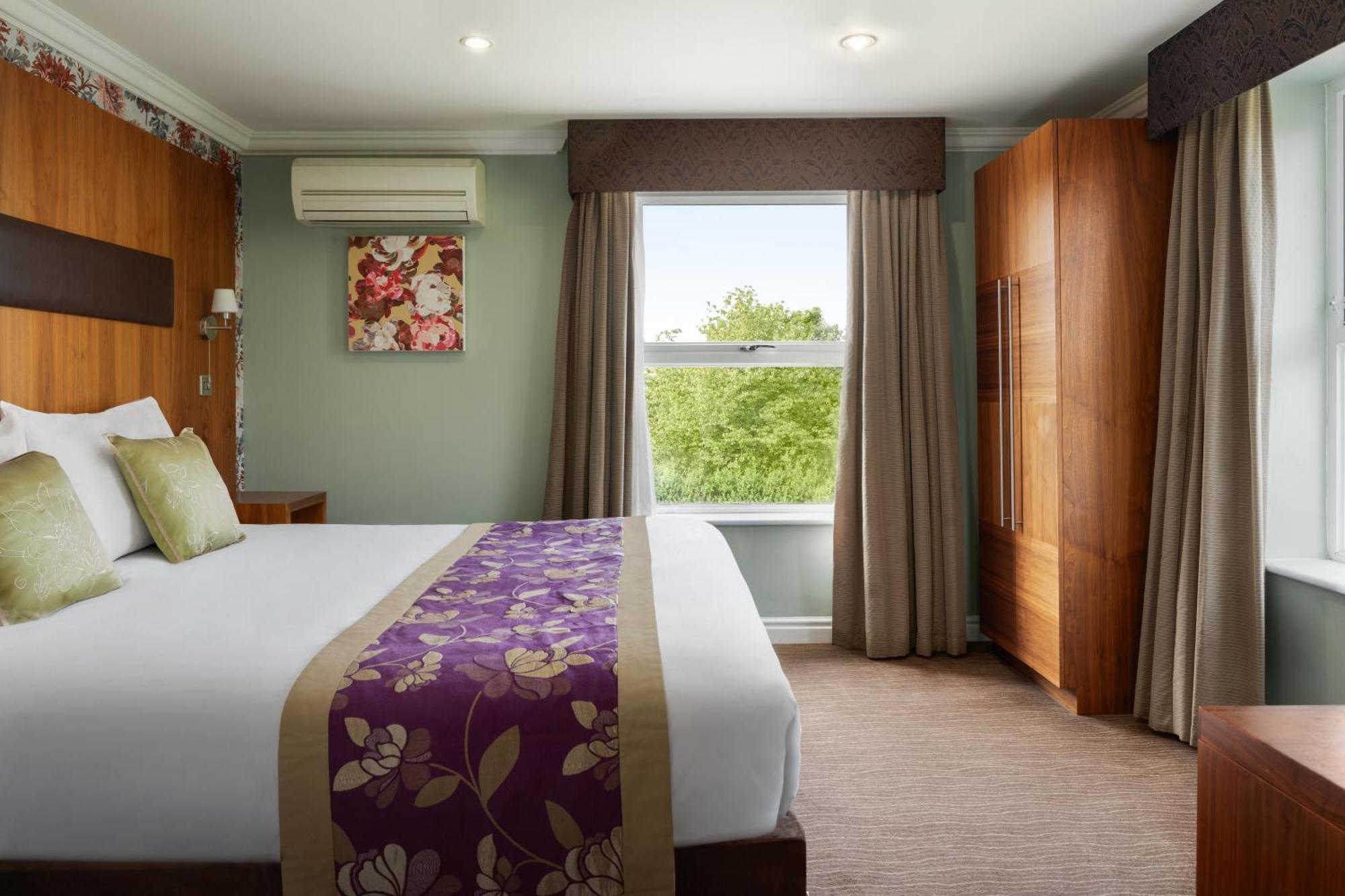 Ramada By Wyndham Cheltenham Hotel