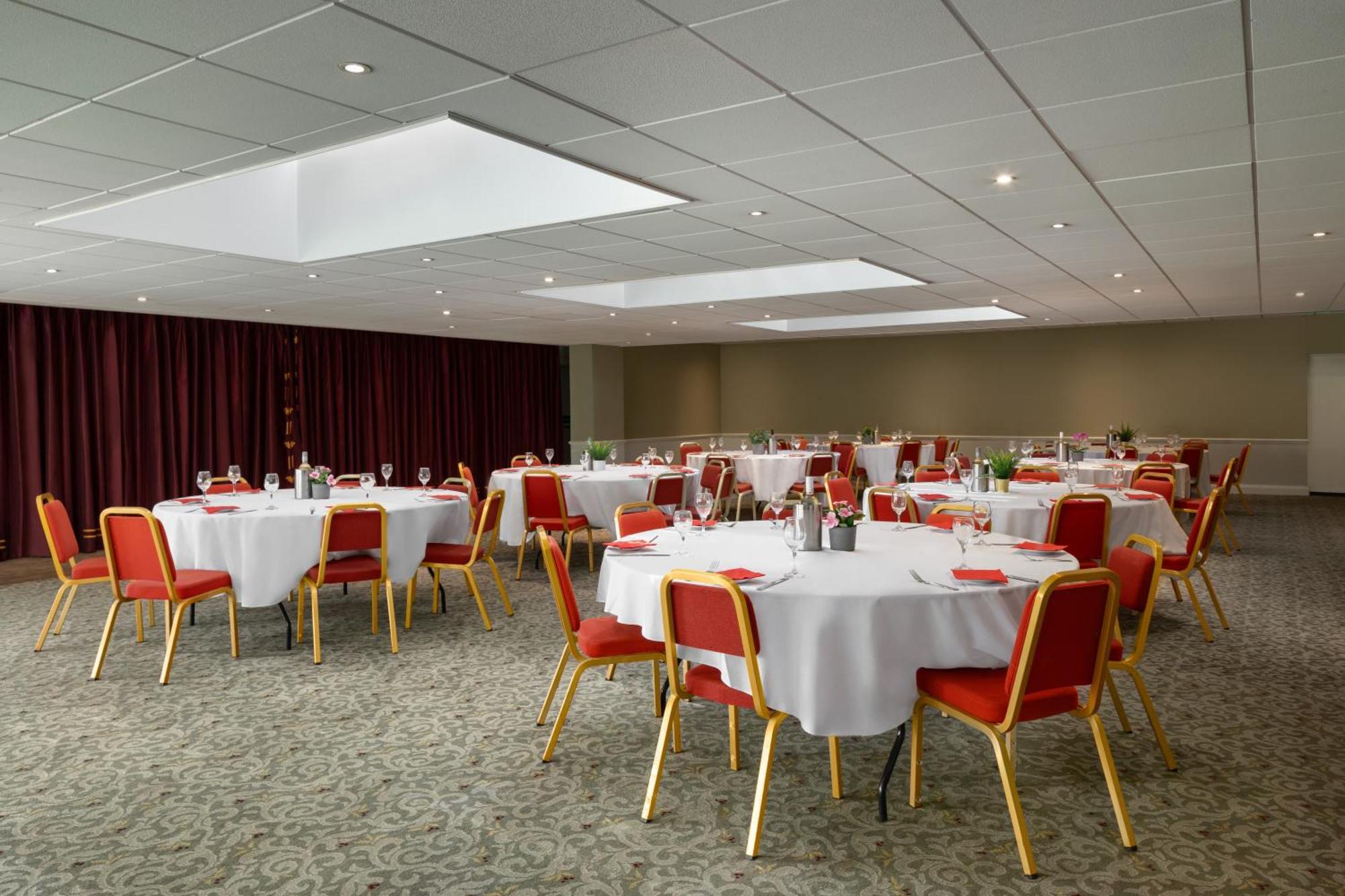 Ramada By Wyndham Cheltenham Hotel 3*