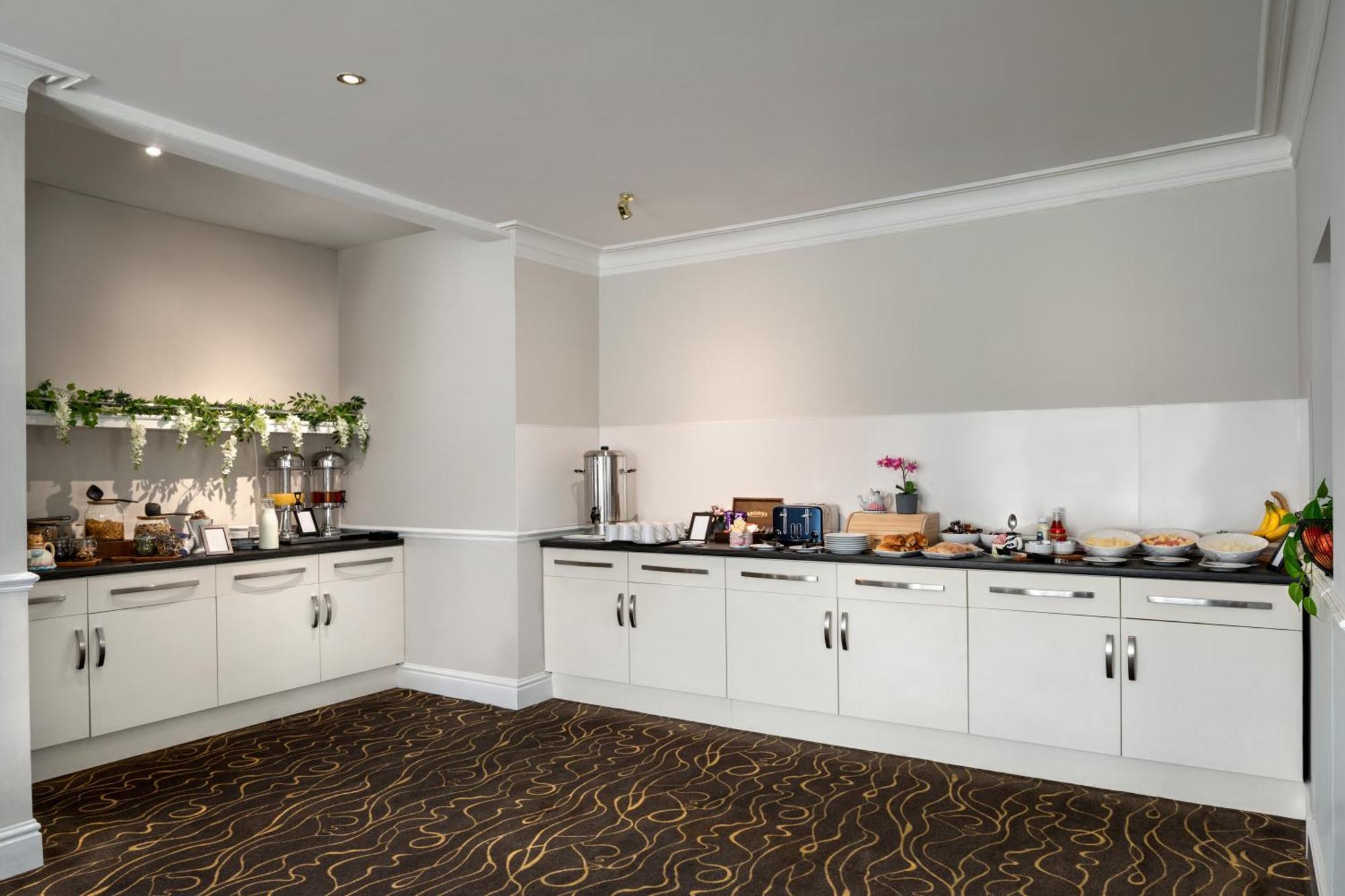 Hotel Ramada By Wyndham Cheltenham 3*