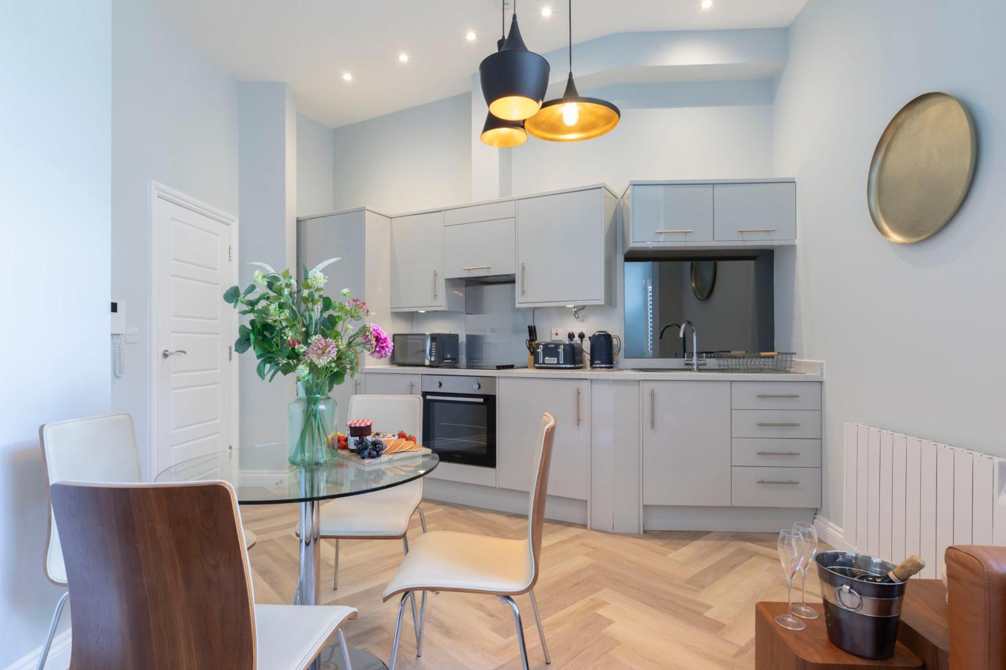 Elliot Oliver - Stylish 2 Bedroom Town Centre * Cheltenham