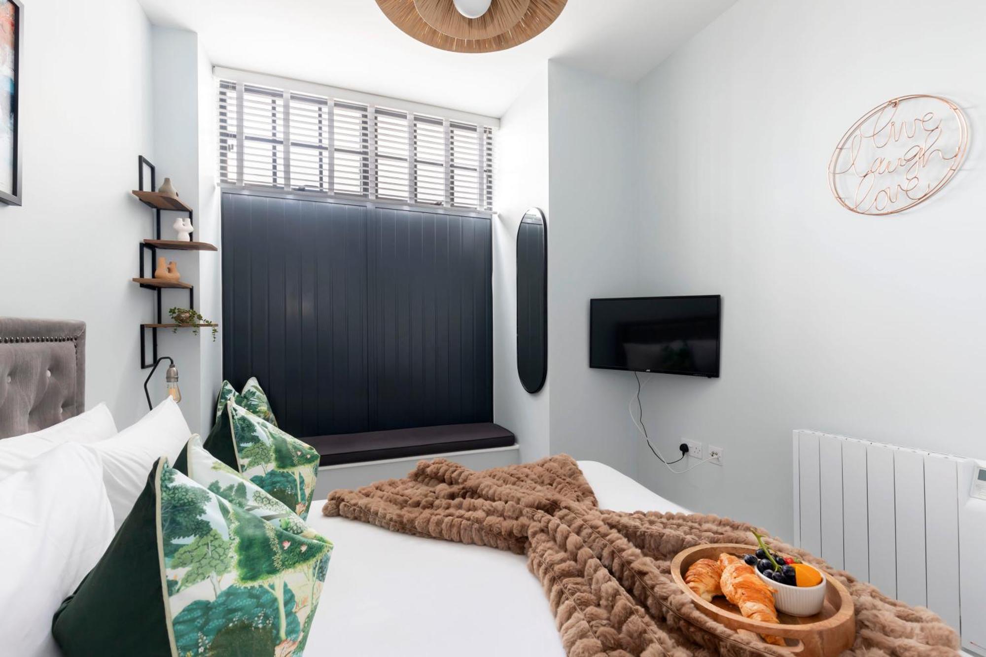 Elliot Oliver - Stylish 2 Bedroom Town Centre *