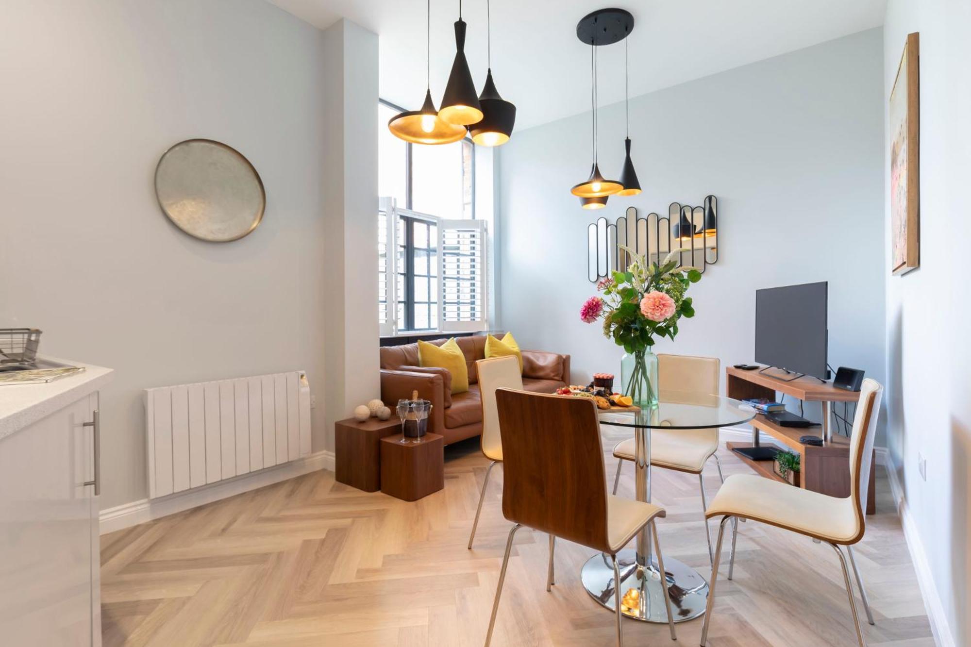 Elliot Oliver - Stylish 2 Bedroom Town Centre * Cheltenham