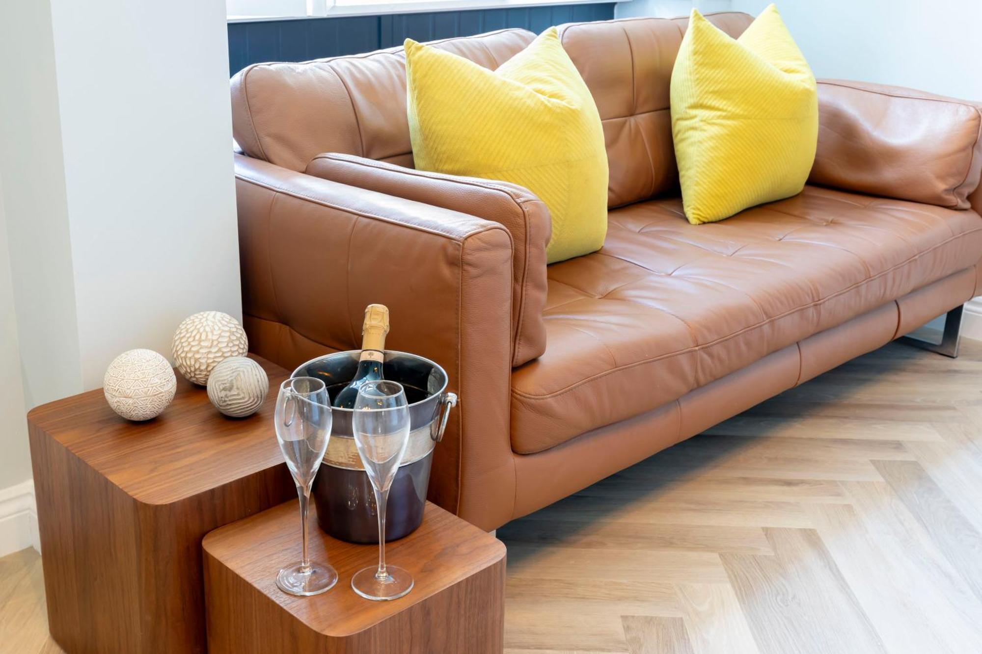 Elliot Oliver - Stylish 2 Bedroom Town Centre Apartment