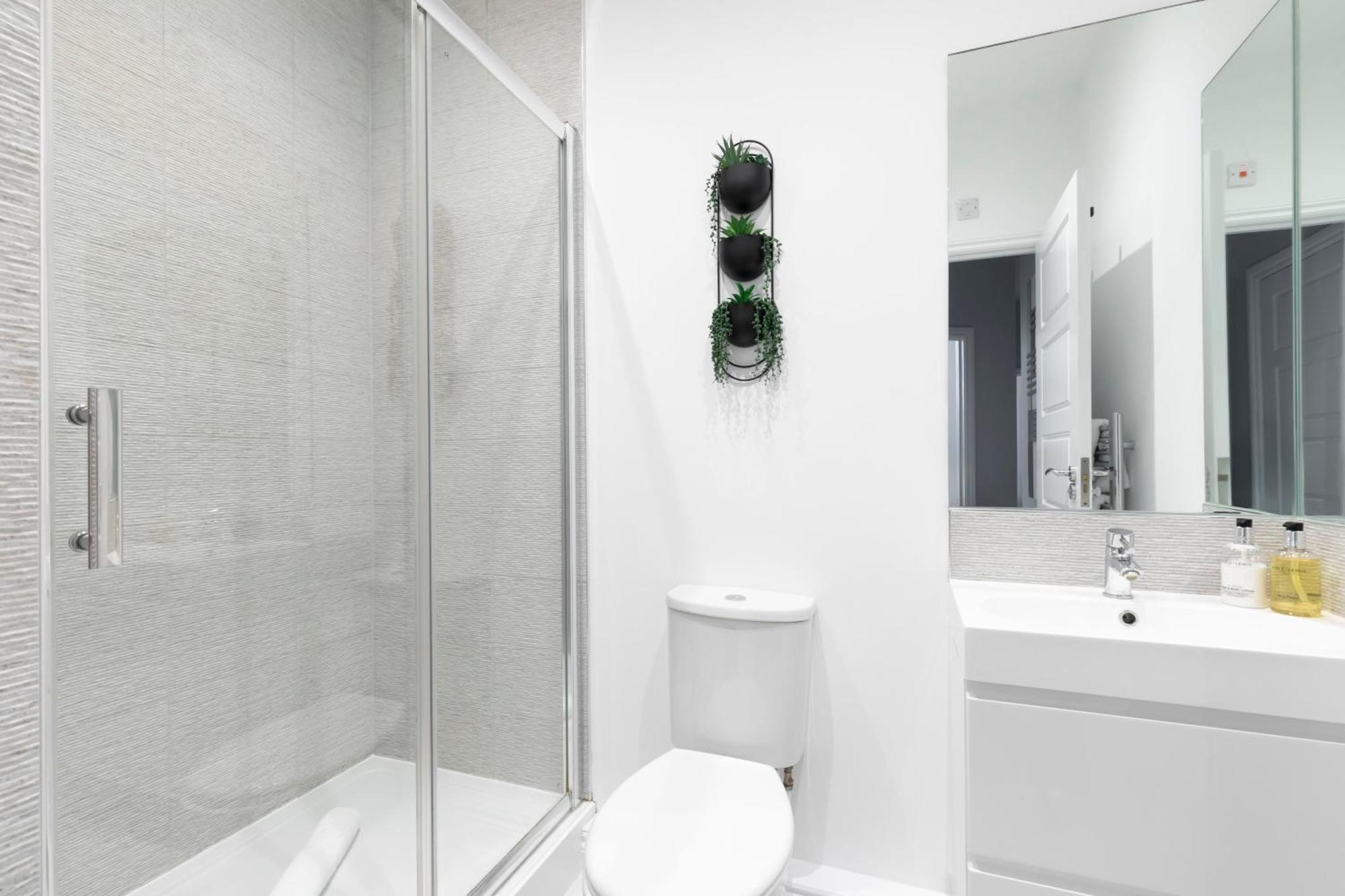 Elliot Oliver - Stylish 2 Bedroom Town Centre *