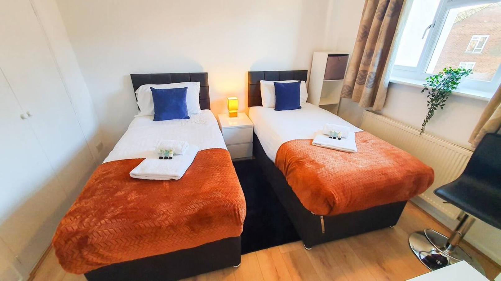 Holiday home Cheerful 4-bedroom House Cheltenham