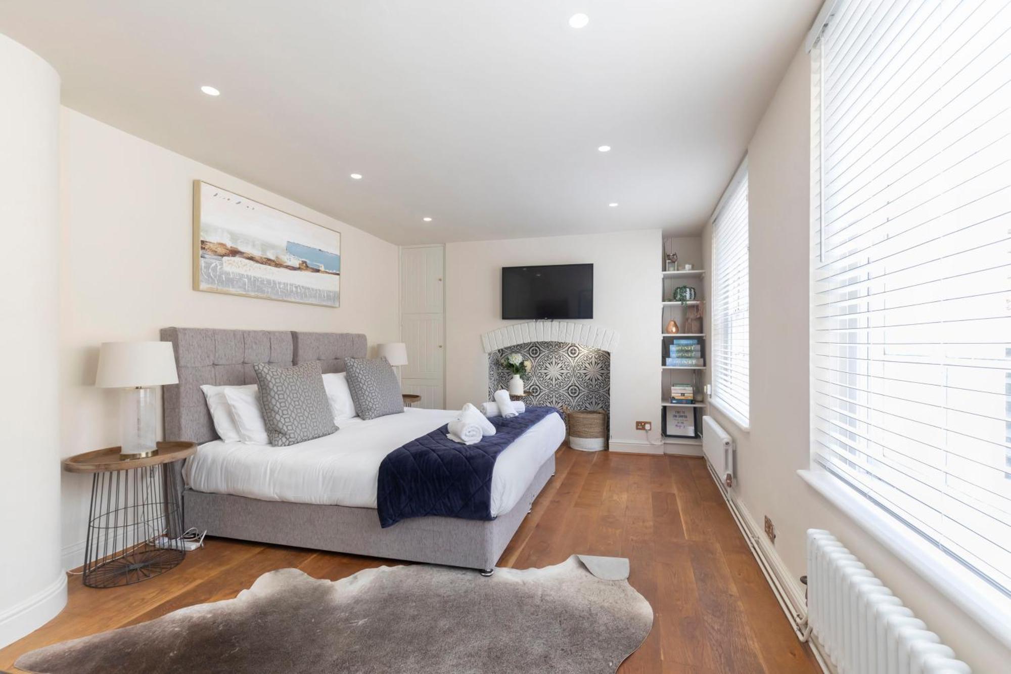 Two Bedroom Period Flat In Montpellier * Cheltenham