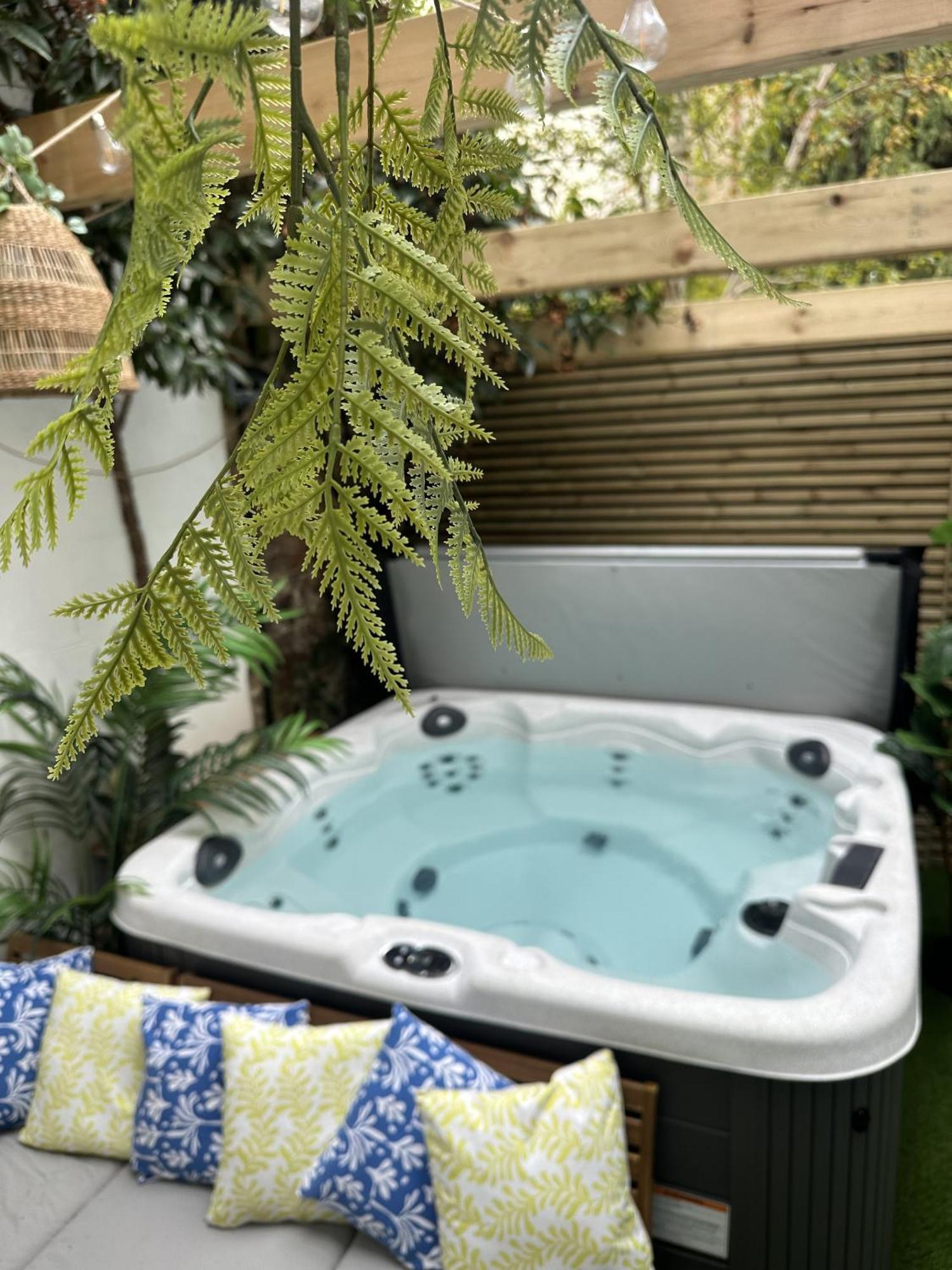 Town Centre With Hot Tub *