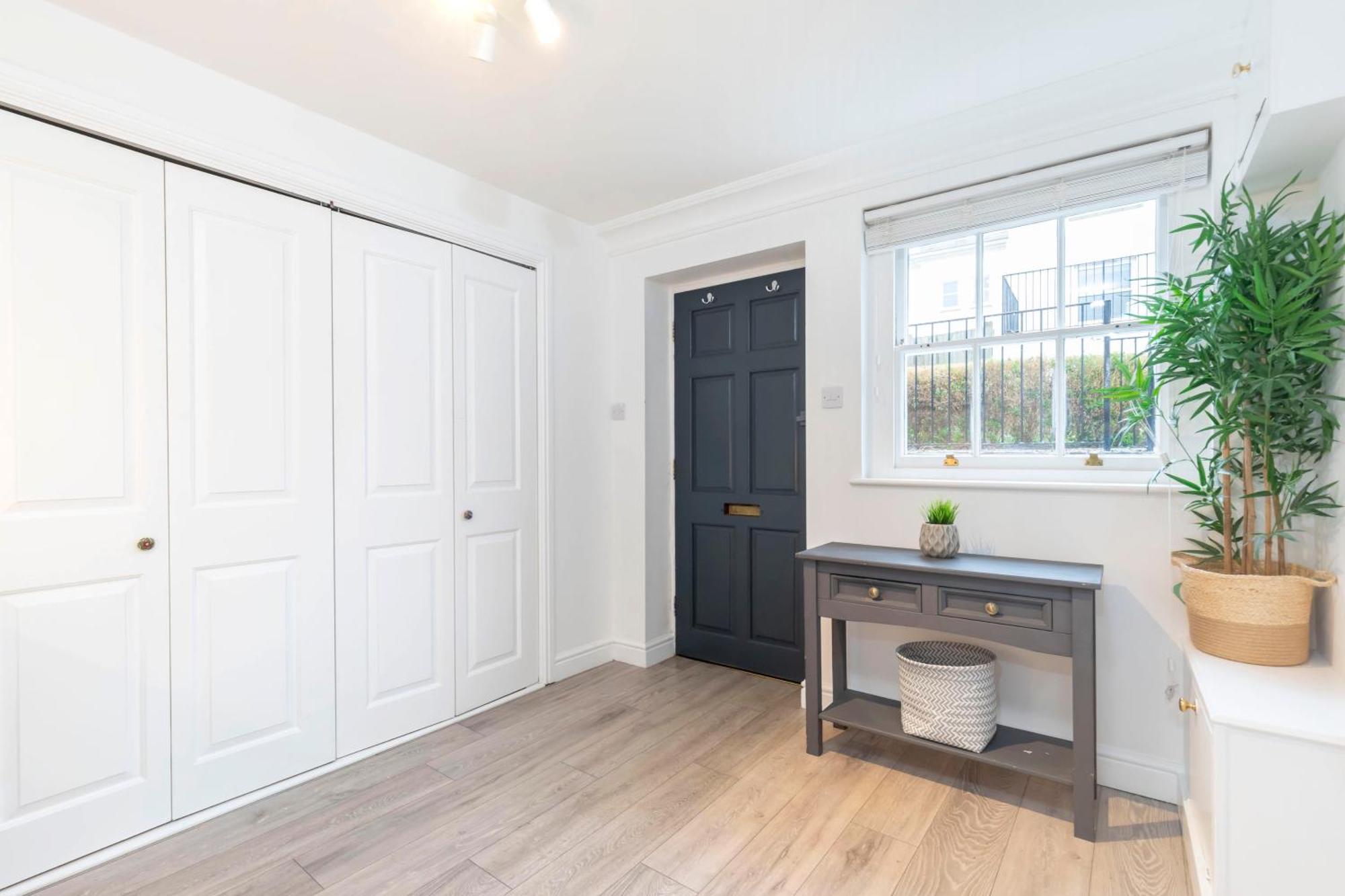 Beautiful 2-bed 2 Bath Regency Flat With Parking Apartment Cheltenham
