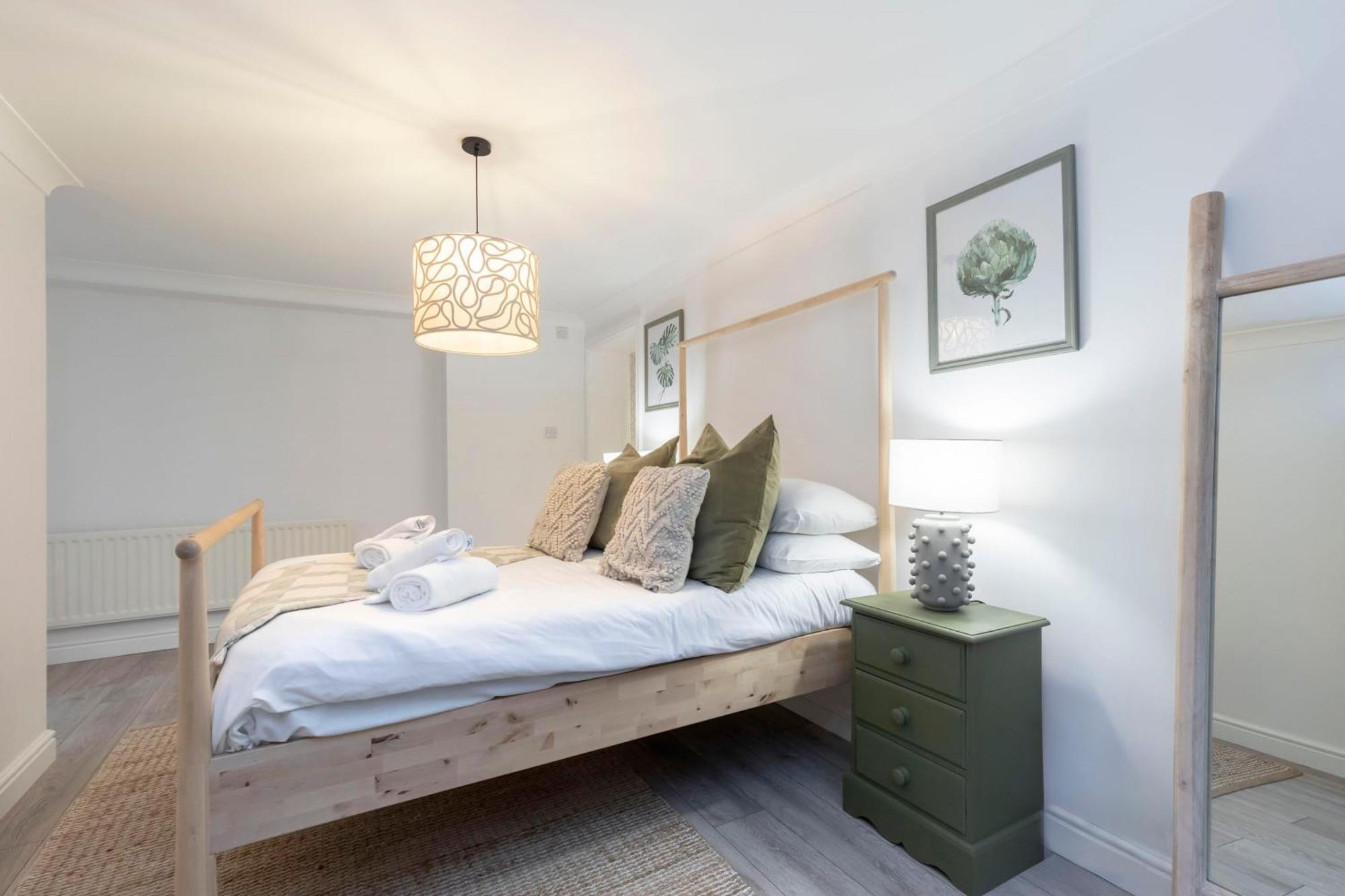 Apartment Beautiful 2-bed 2 Bath Regency Flat With Parking *