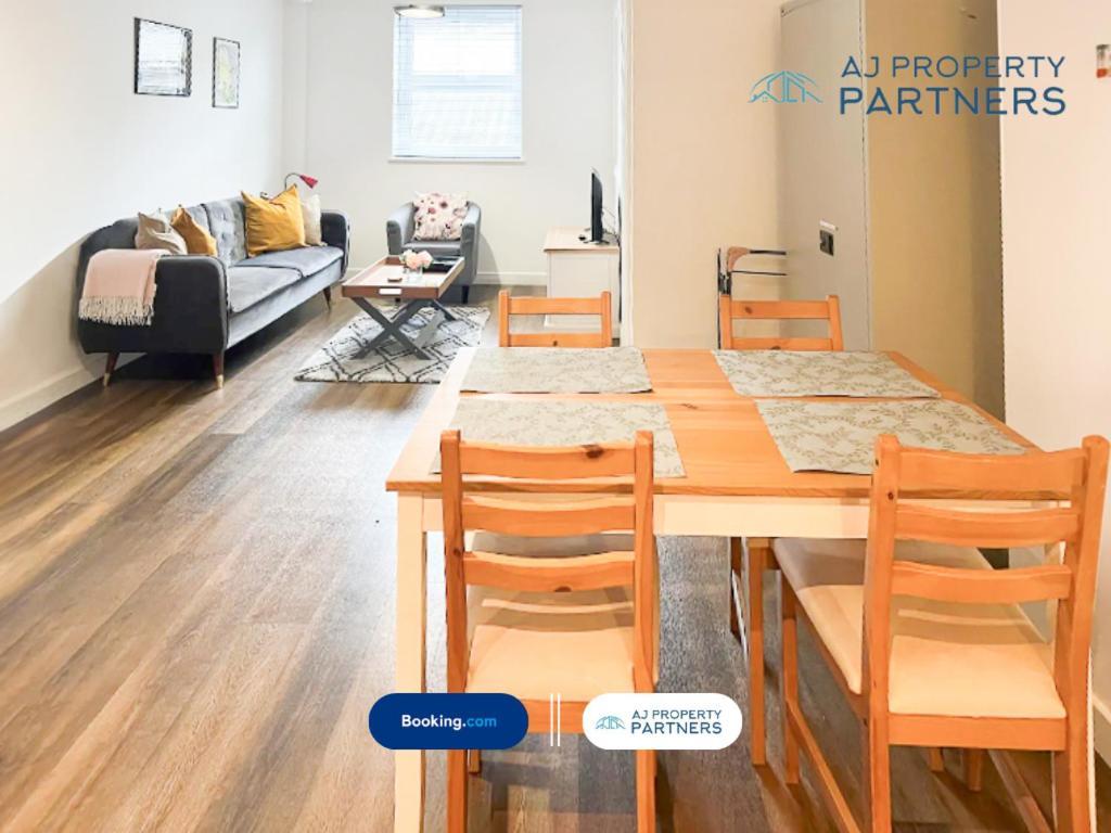 Premium Offer L Last-minute Escape L Aj L High Street L Parking L Ideal For Short Or Long - Town Centre Apartment, 4 Beds, 1 Bathroom Apartment Cheltenham
