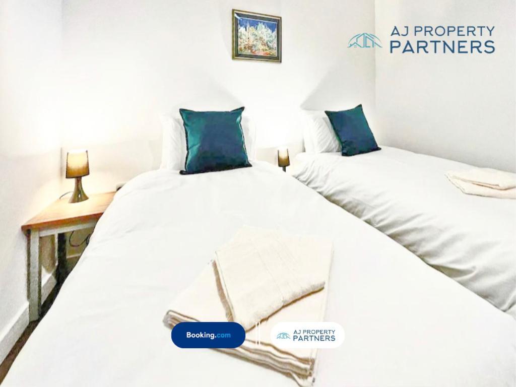 Apartment Premium Offer L Last-minute Escape L Aj L High Street L Parking L Ideal For Short Or Long - Town Centre Apartment, 4 Beds, 1 Bathroom Cheltenham