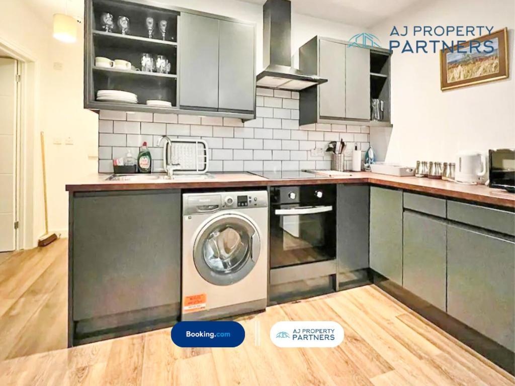 Premium Offer L Last-minute Escape L Aj L High Street L Parking L Ideal For Short Or Long - Town Centre Apartment, 4 Beds, 1 Bathroom *