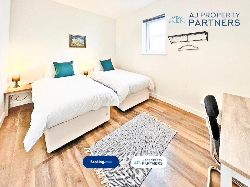 Premium Offer L Last-minute Escape L Aj L High Street L Parking L Ideal For Short Or Long - Town Centre Apartment, 4 Beds, 1 Bathroom Cheltenham