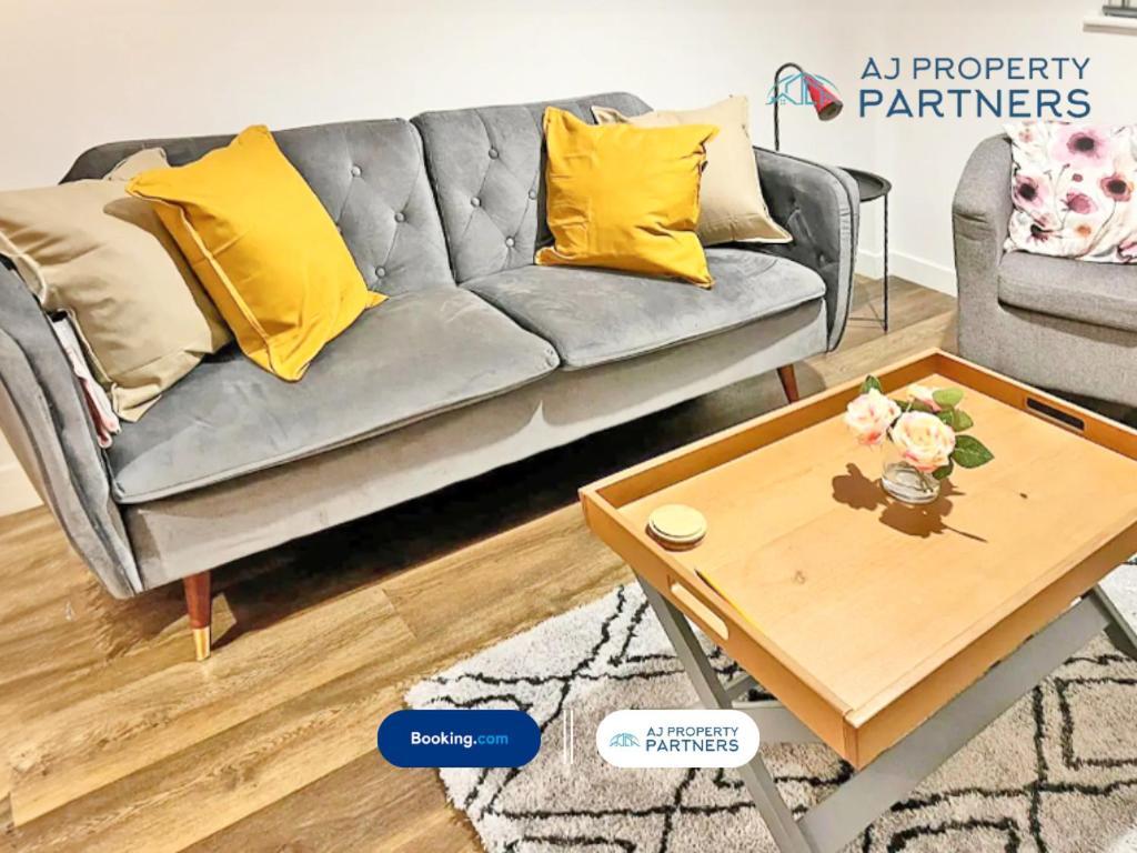 Premium Offer L Last-minute Escape L Aj L High Street L Parking L Ideal For Short Or Long - Town Centre Apartment, 4 Beds, 1 Bathroom * Cheltenham