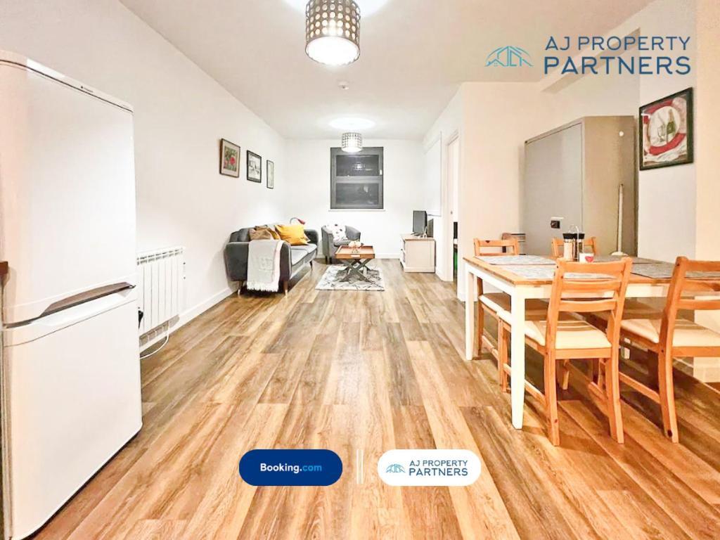 Premium Offer L Last-minute Escape L Aj L High Street L Parking L Ideal For Short Or Long - Town Centre Apartment, 4 Beds, 1 Bathroom