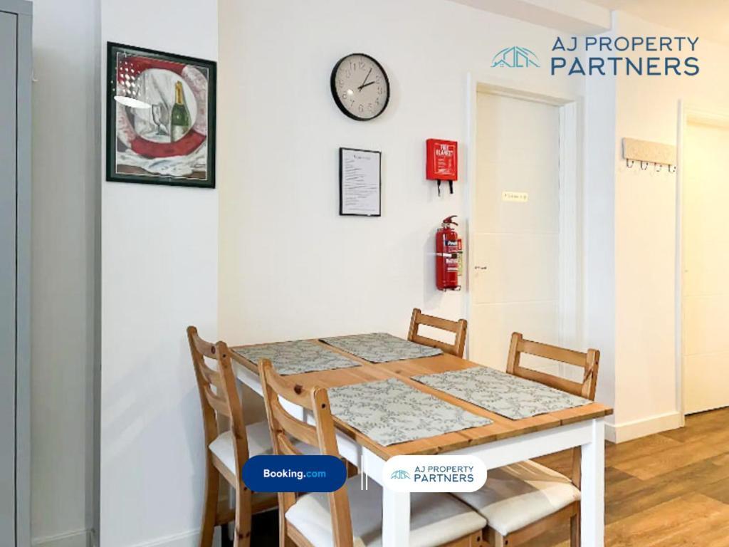 Premium Offer L Last-minute Escape L Aj L High Street L Parking L Ideal For Short Or Long - Town Centre Apartment, 4 Beds, 1 Bathroom Apartment
