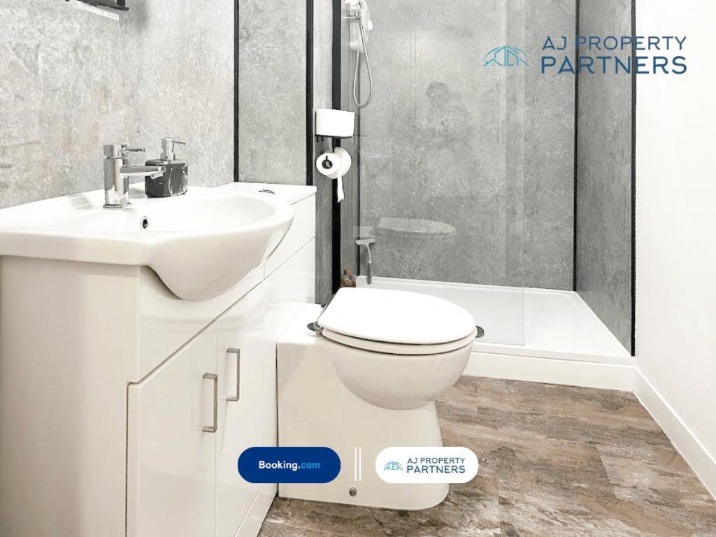Apartment Premium Offer L Last-minute Escape L Aj L High Street L Parking L Ideal For Short Or Long - Town Centre Apartment, 4 Beds, 1 Bathroom