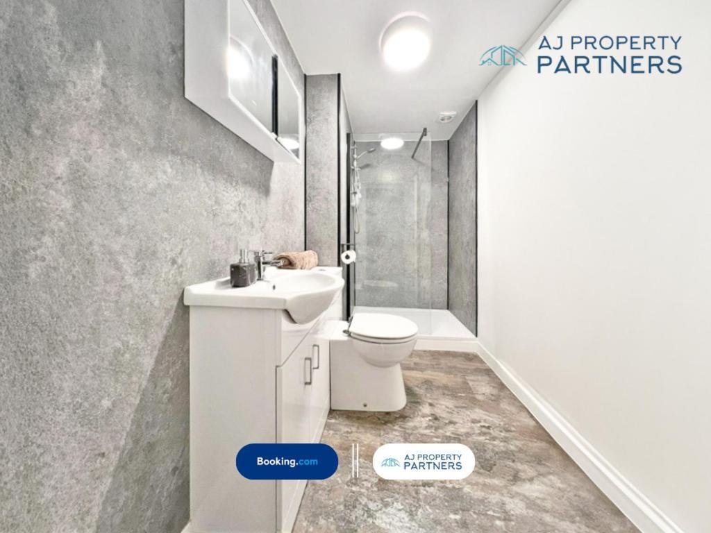 Premium Offer L Last-minute Escape L Aj L High Street L Parking L Ideal For Short Or Long - Town Centre Apartment, 4 Beds, 1 Bathroom Apartment Cheltenham