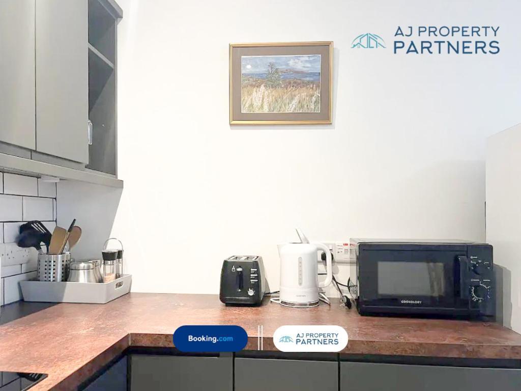 Premium Offer L Last-minute Escape L Aj L High Street L Parking L Ideal For Short Or Long - Town Centre Apartment, 4 Beds, 1 Bathroom *