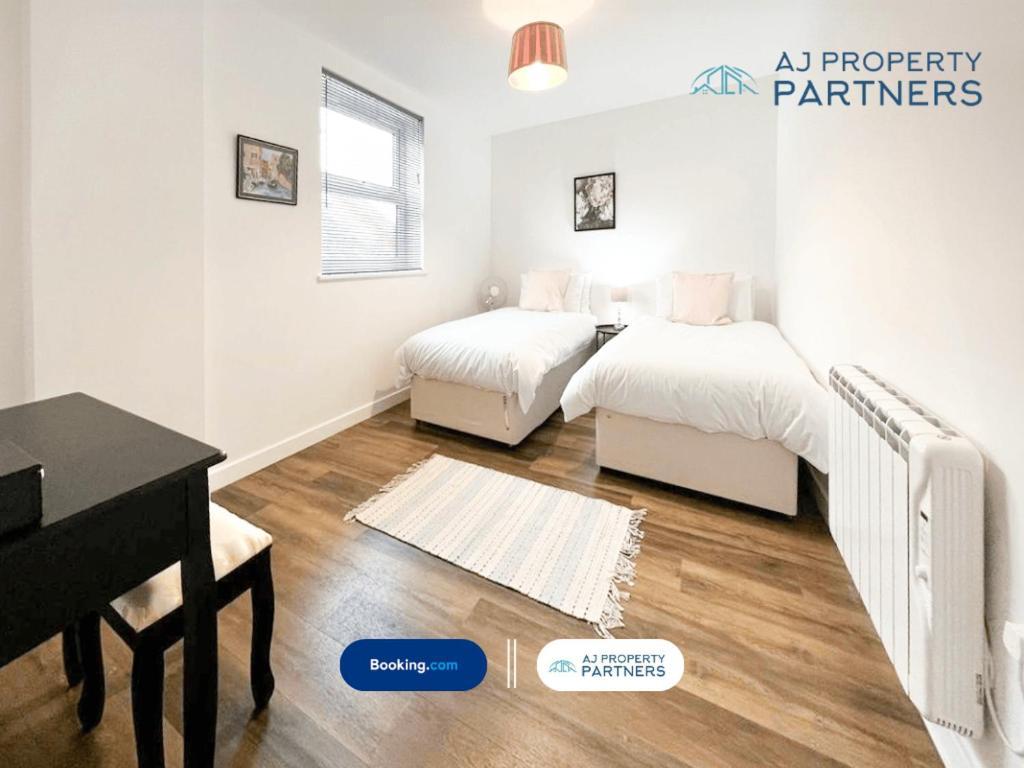 Premium Offer L Last-minute Escape L Aj L High Street L Parking L Ideal For Short Or Long - Town Centre Apartment, 4 Beds, 1 Bathroom Cheltenham