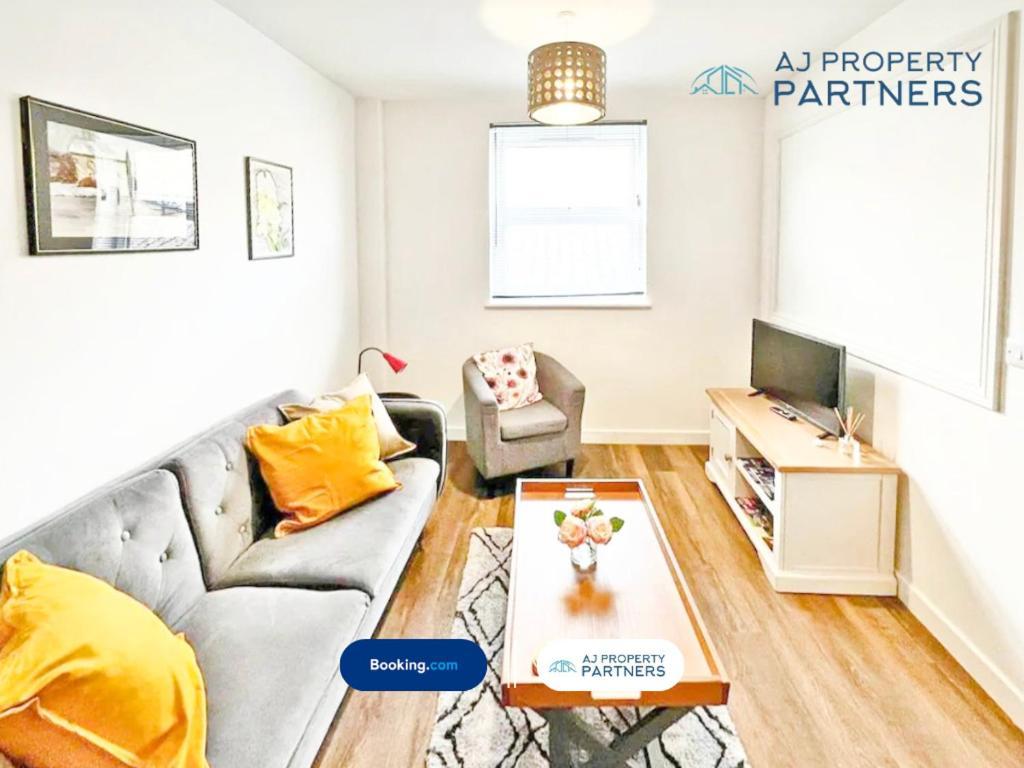 Premium Offer L Last-minute Escape L Aj L High Street L Parking L Ideal For Short Or Long - Town Centre Apartment, 4 Beds, 1 Bathroom * Cheltenham