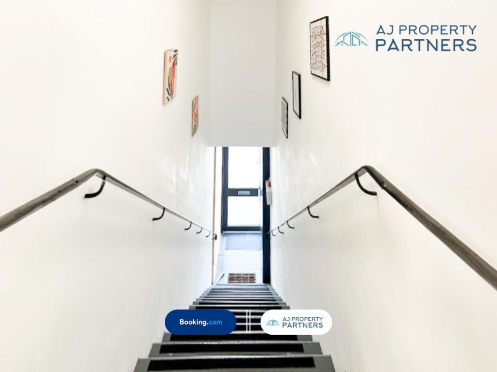 Premium Offer L Last-minute Escape L Aj L High Street L Parking L Ideal For Short Or Long - Town Centre Apartment, 4 Beds, 1 Bathroom