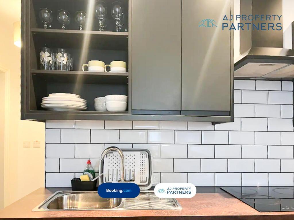 Premium Offer L Last-minute Escape L Aj L High Street L Parking L Ideal For Short Or Long - Town Centre Apartment, 4 Beds, 1 Bathroom Apartment