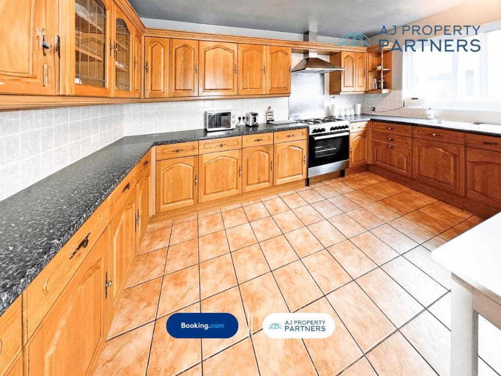 Premium L Hill View L Last-minute Offer L L Aj L Perfect For Short Or Long L 4beds 4bedrooms Casa de férias