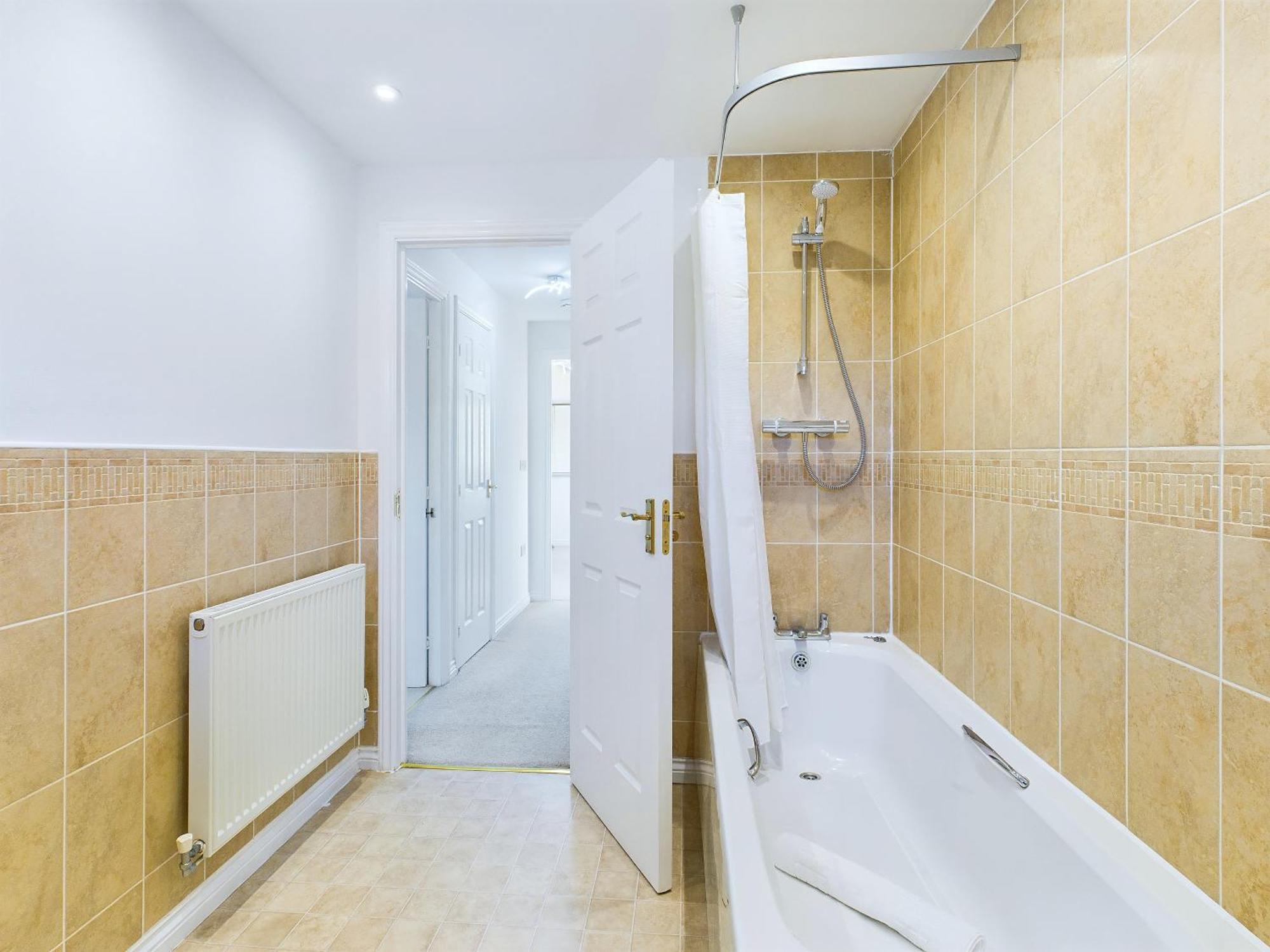 Signature - - Large 4 Bed House With Parking - Racecourse Cheltenham