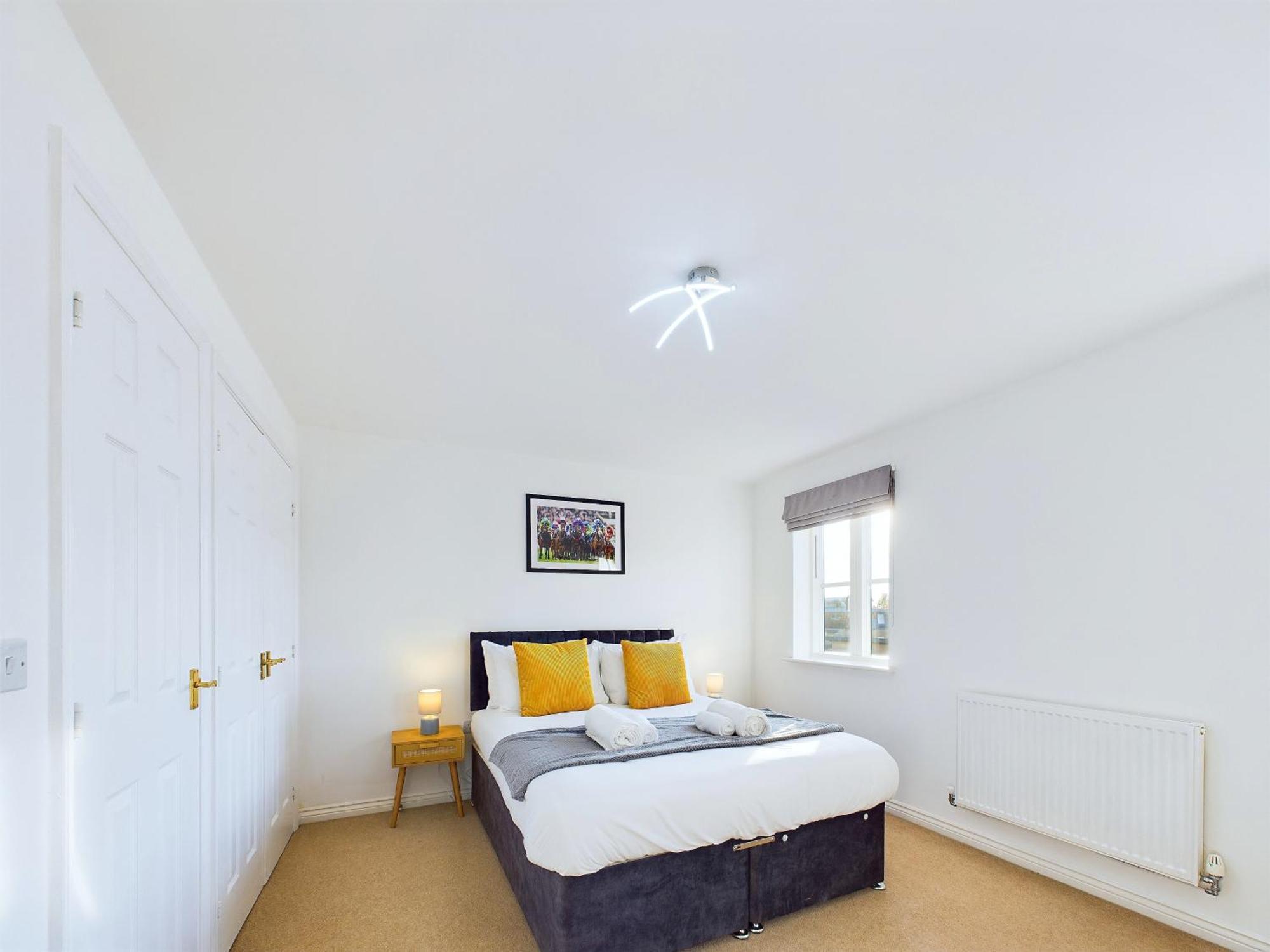 Signature - - Large 4 Bed House With Parking - Racecourse *