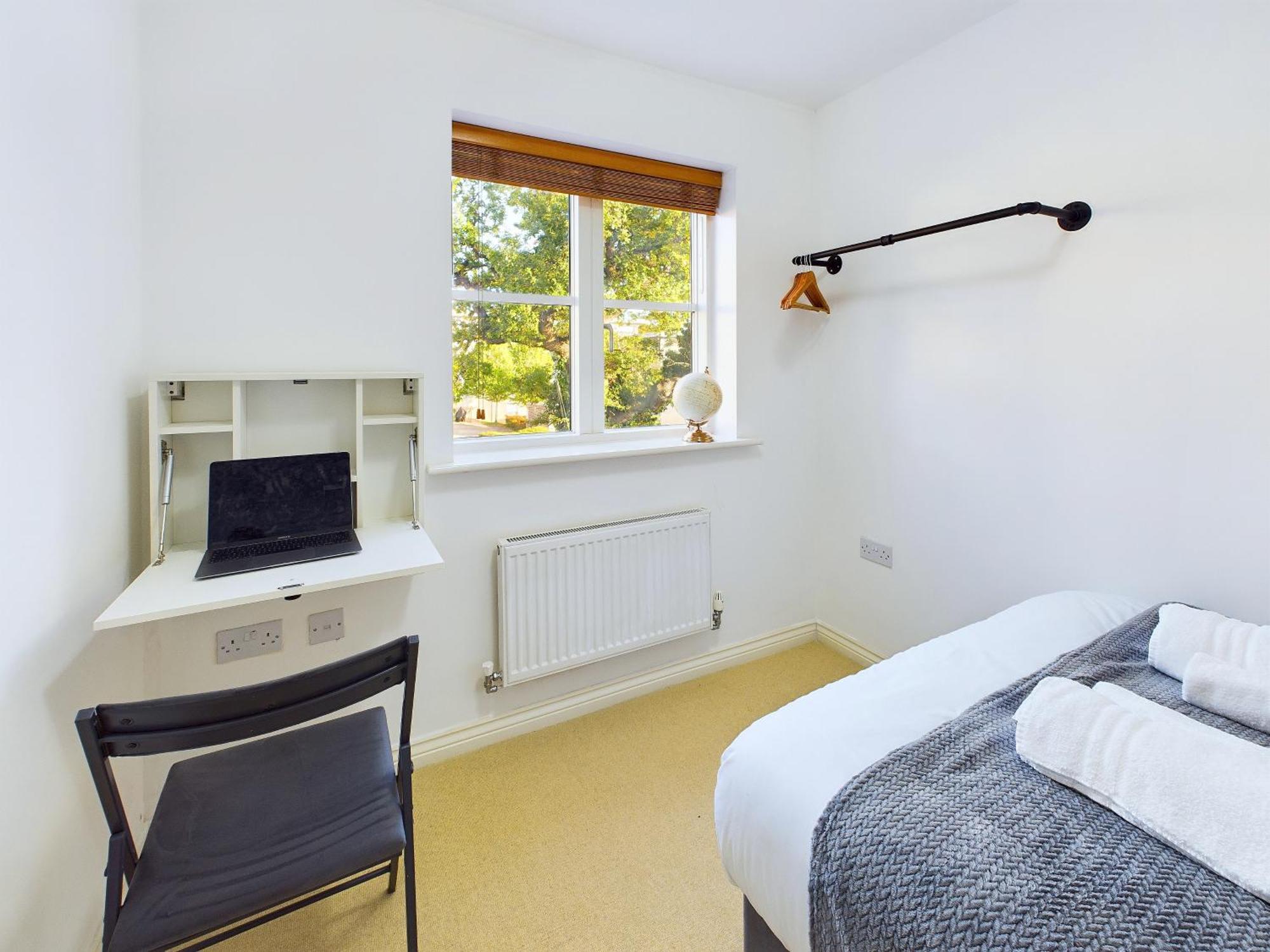 Signature - - Large 4 Bed House With Parking - Racecourse Cheltenham