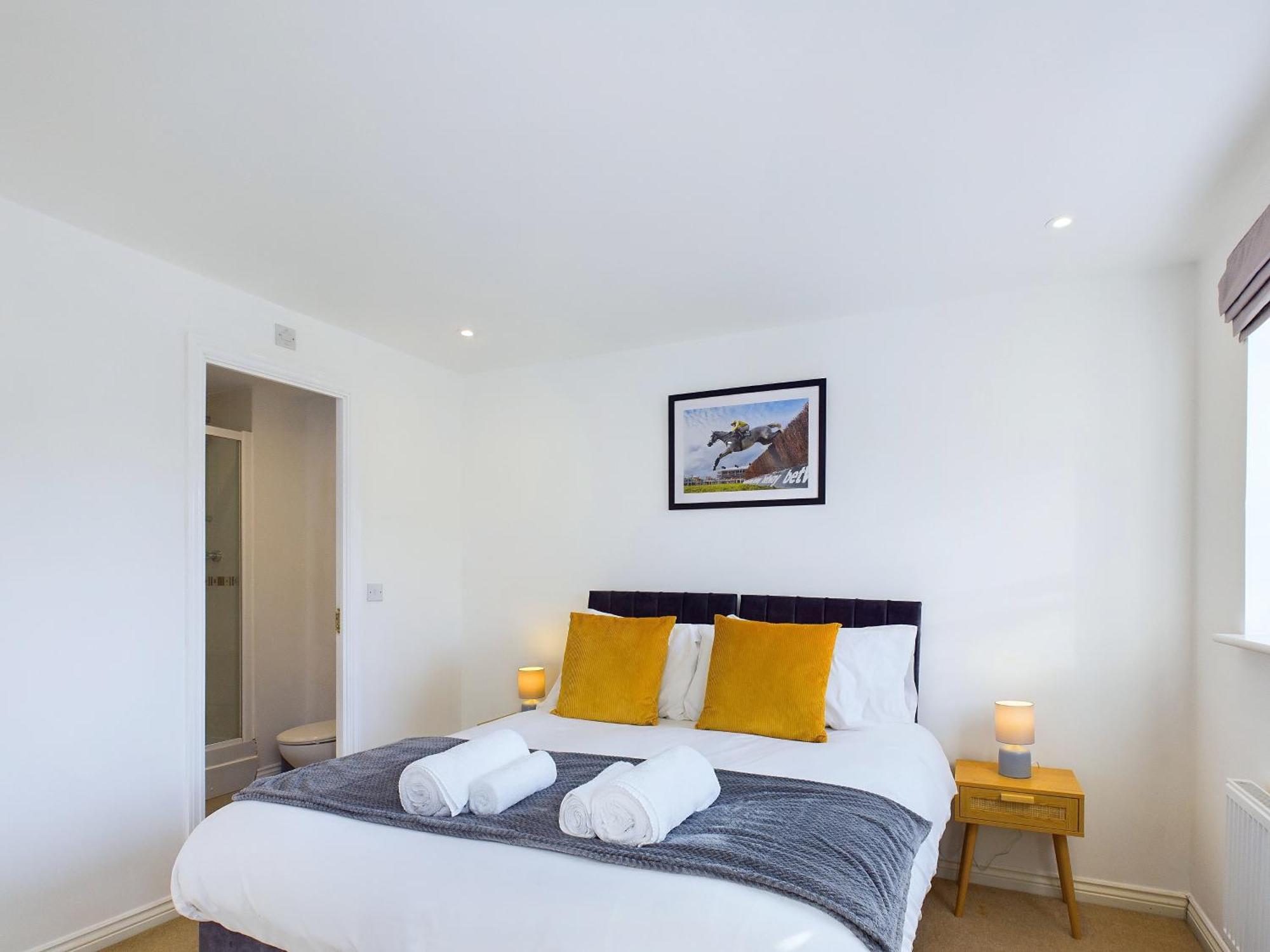 Signature - - Large 4 Bed House With Parking - Racecourse