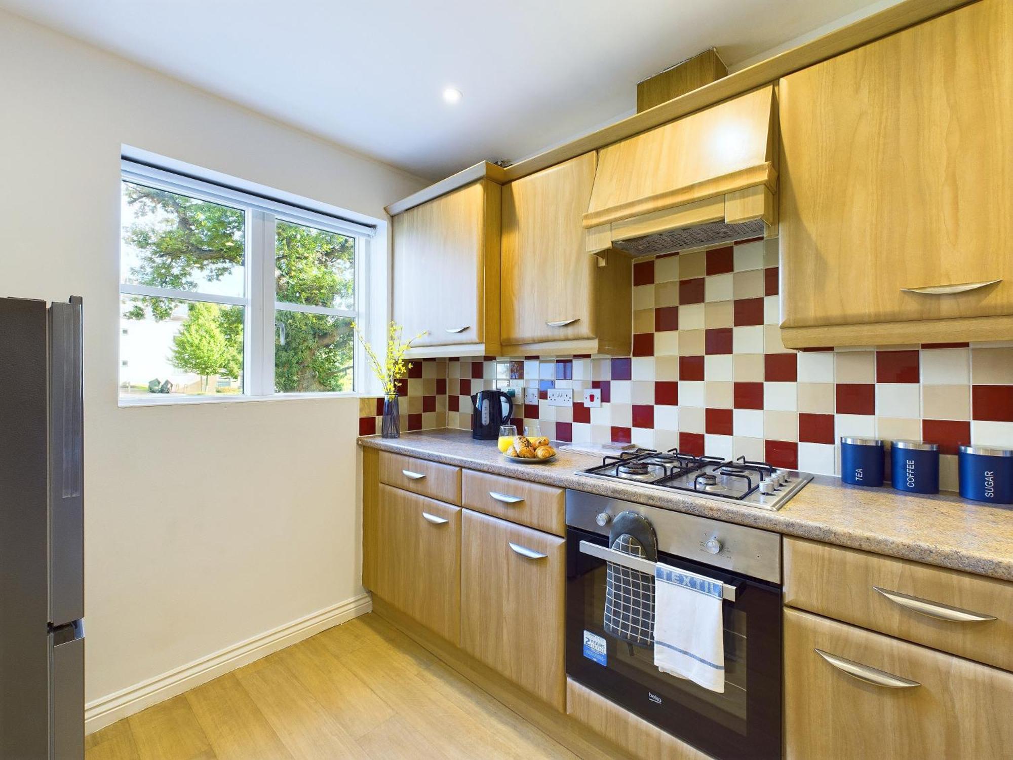 Signature - - Large 4 Bed House With Parking - Racecourse *