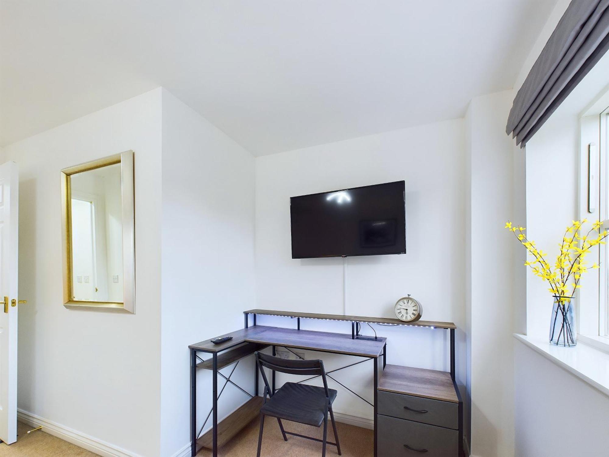 Signature - - Large 4 Bed House With Parking - Racecourse Cheltenham