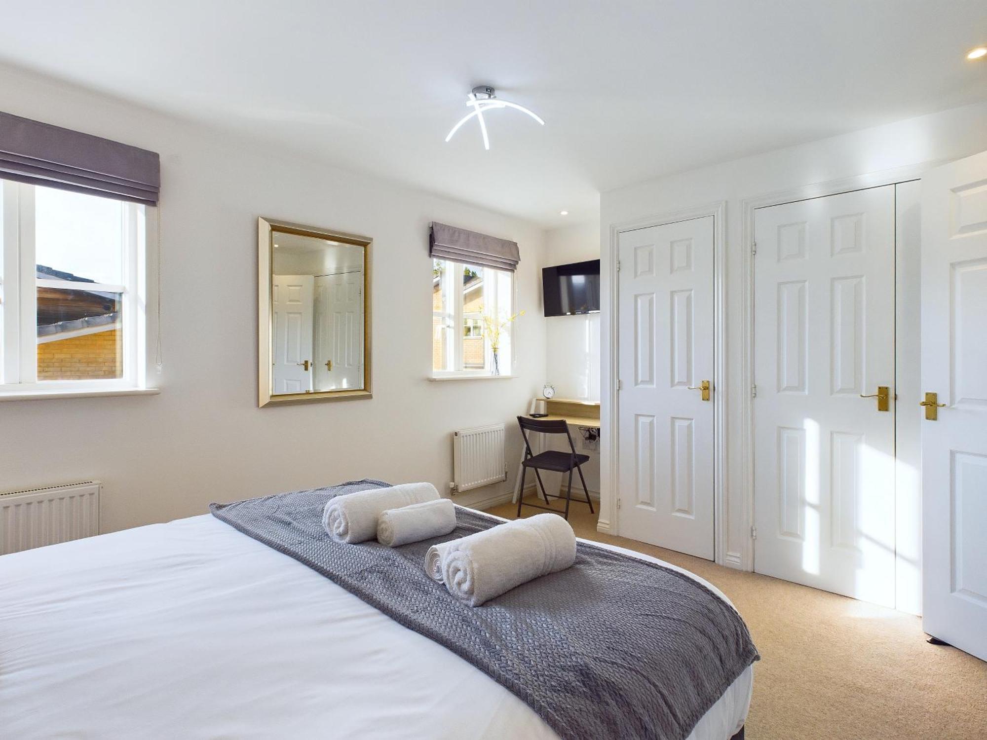 Signature - - Large 4 Bed House With Parking - Racecourse Cheltenham