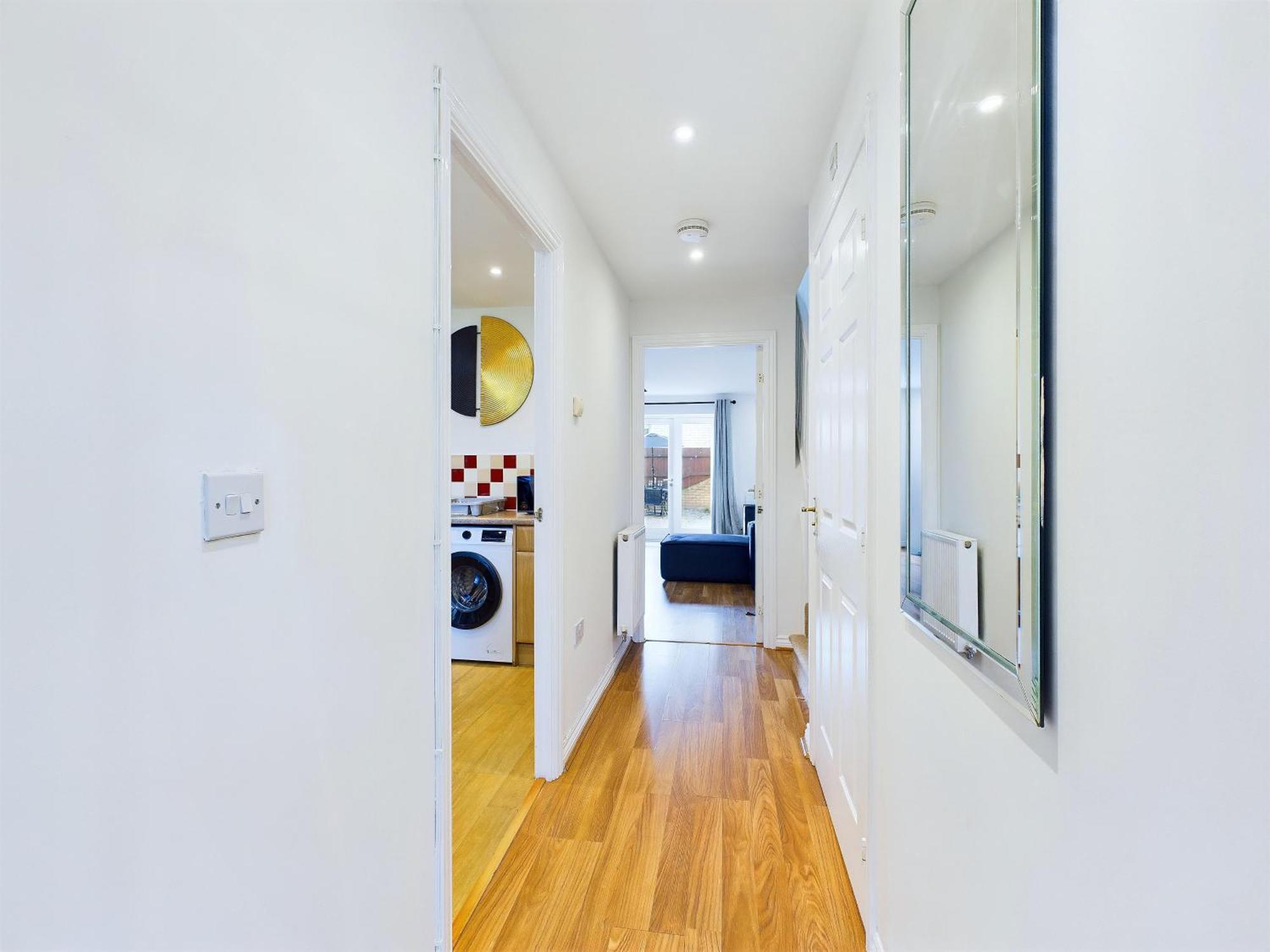 Signature - - Large 4 Bed House With Parking - Racecourse *