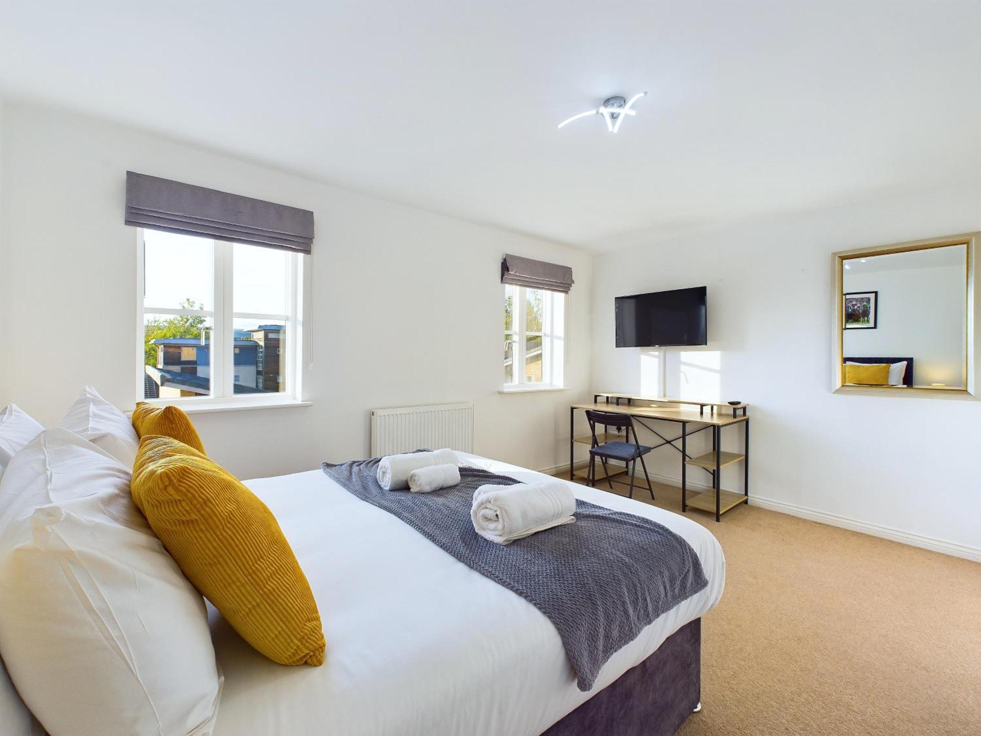 Holiday home Signature - - Large 4 Bed House With Parking - Racecourse