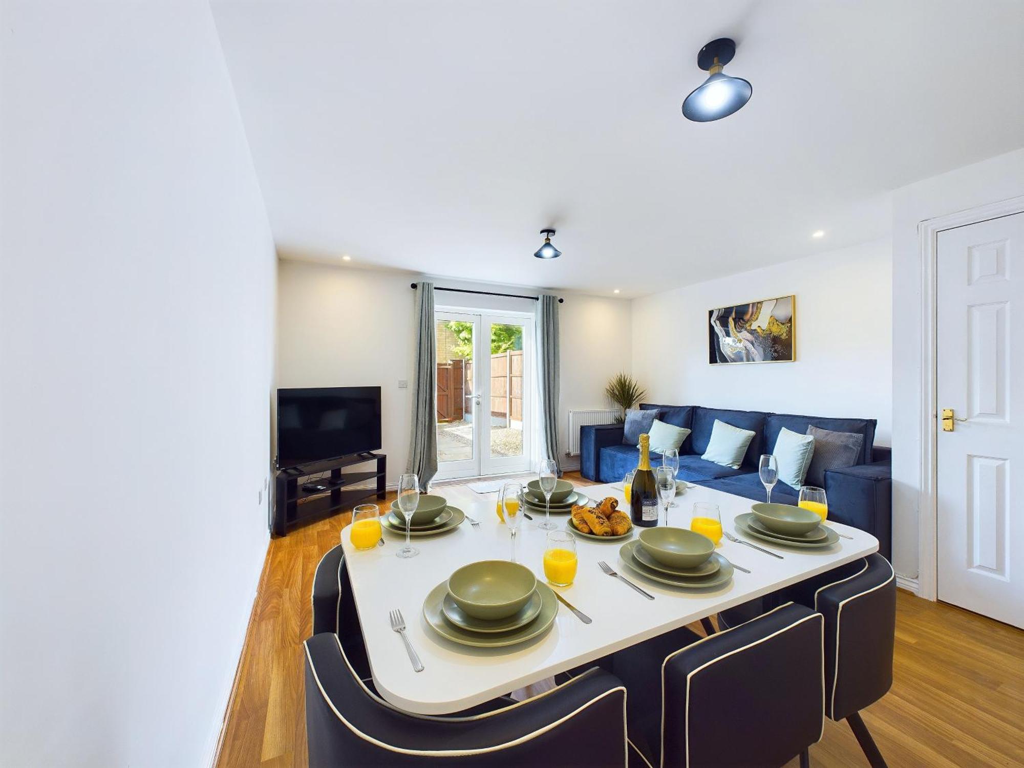 Signature - - Large 4 Bed House With Parking - Racecourse Cheltenham