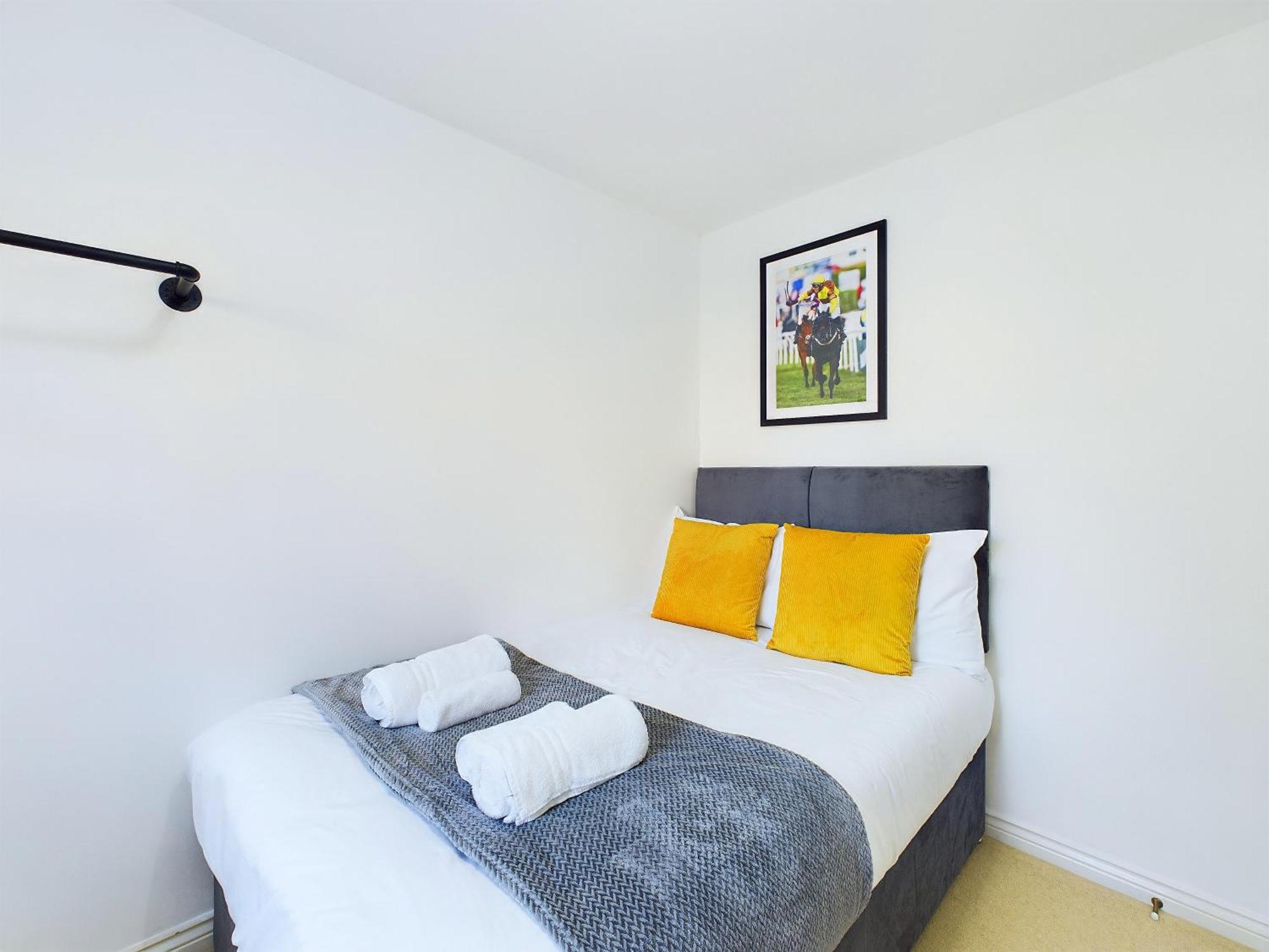 Signature - - Large 4 Bed House With Parking - Racecourse