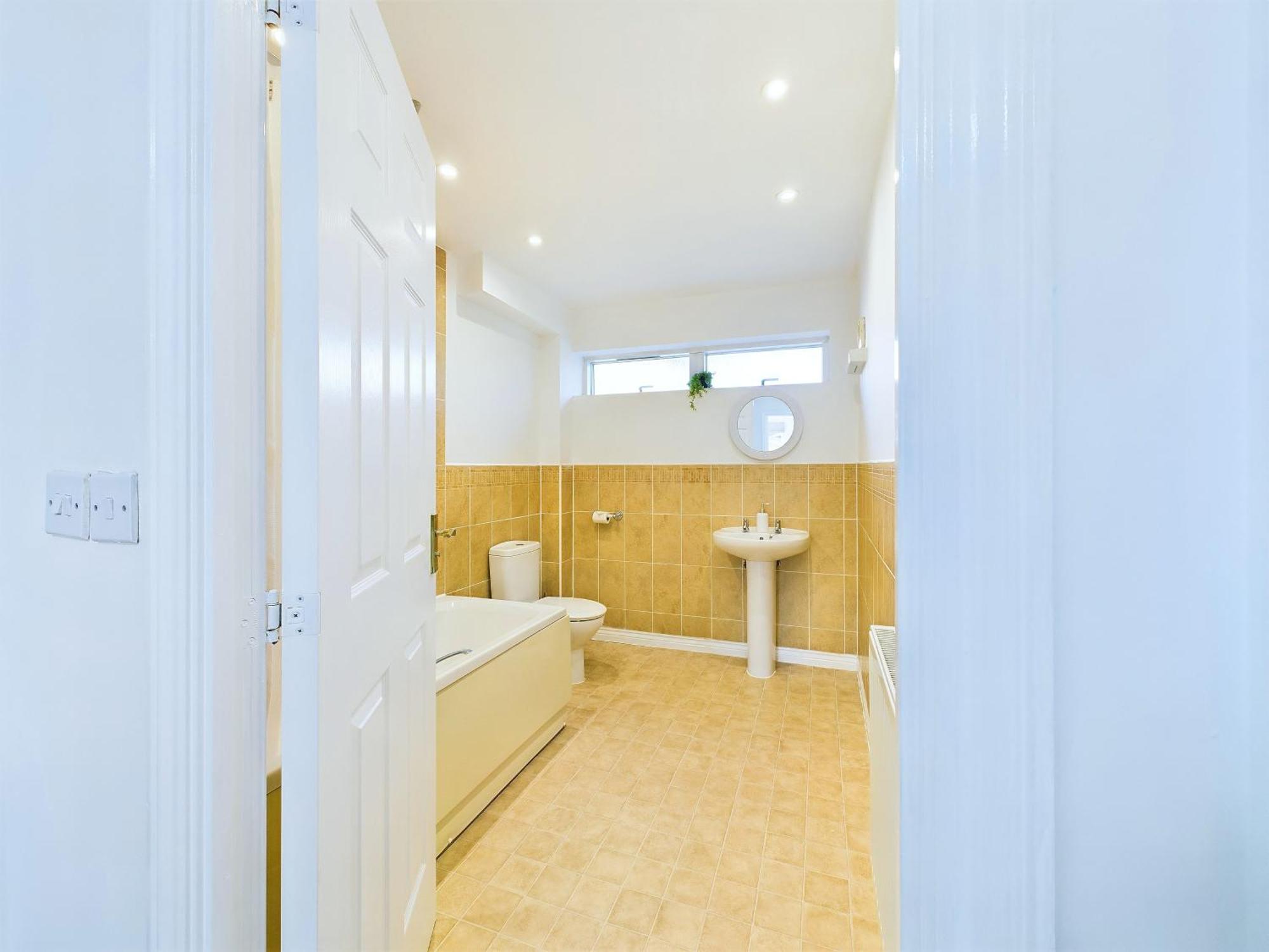 Signature - - Large 4 Bed House With Parking - Racecourse Cheltenham