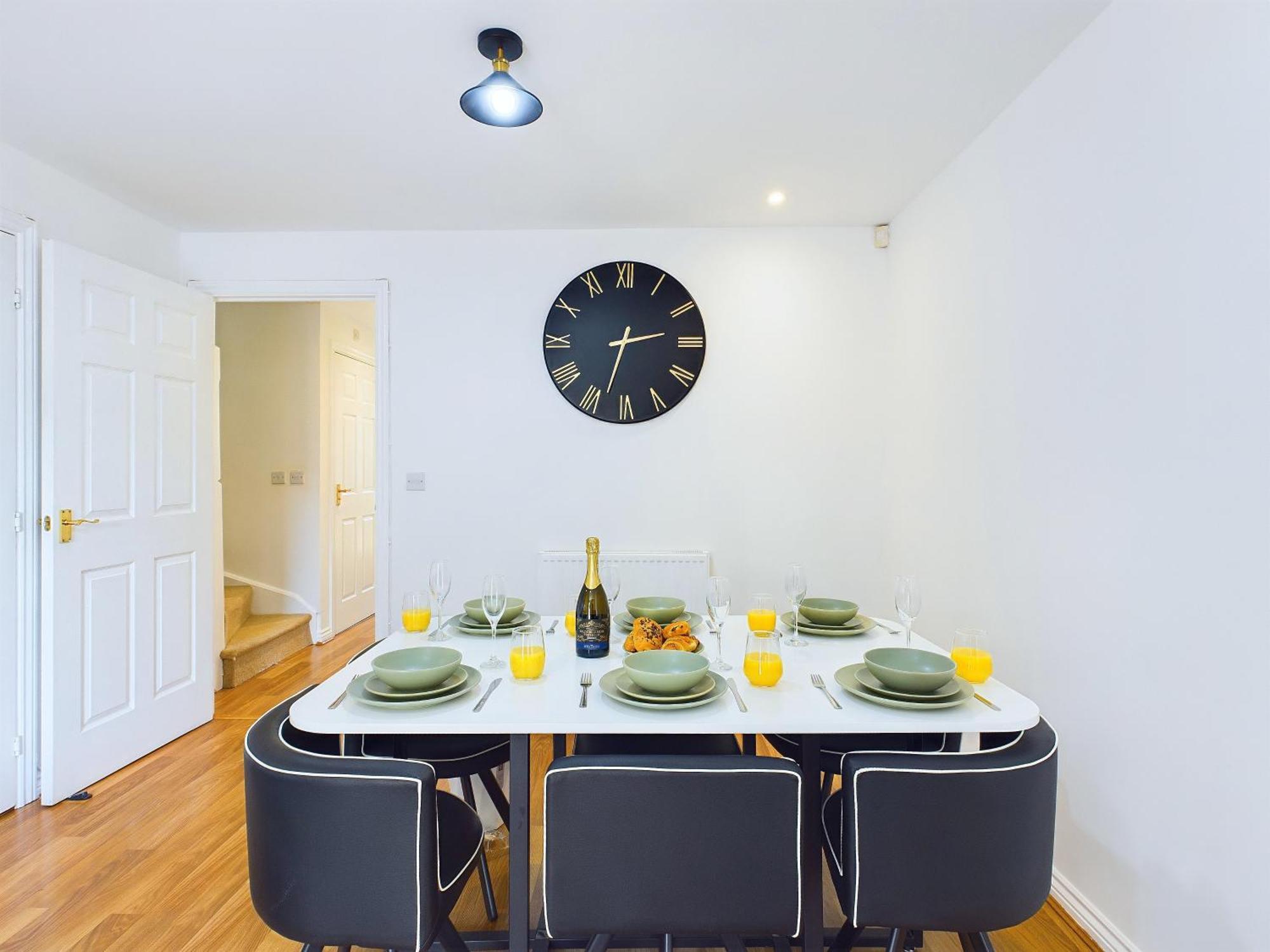 Signature - - Large 4 Bed House With Parking - Racecourse Holiday home