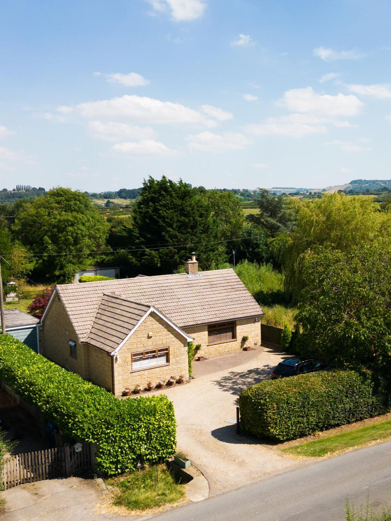 Stunning 3 Bed 2 Bath Detached Village * Cheltenham