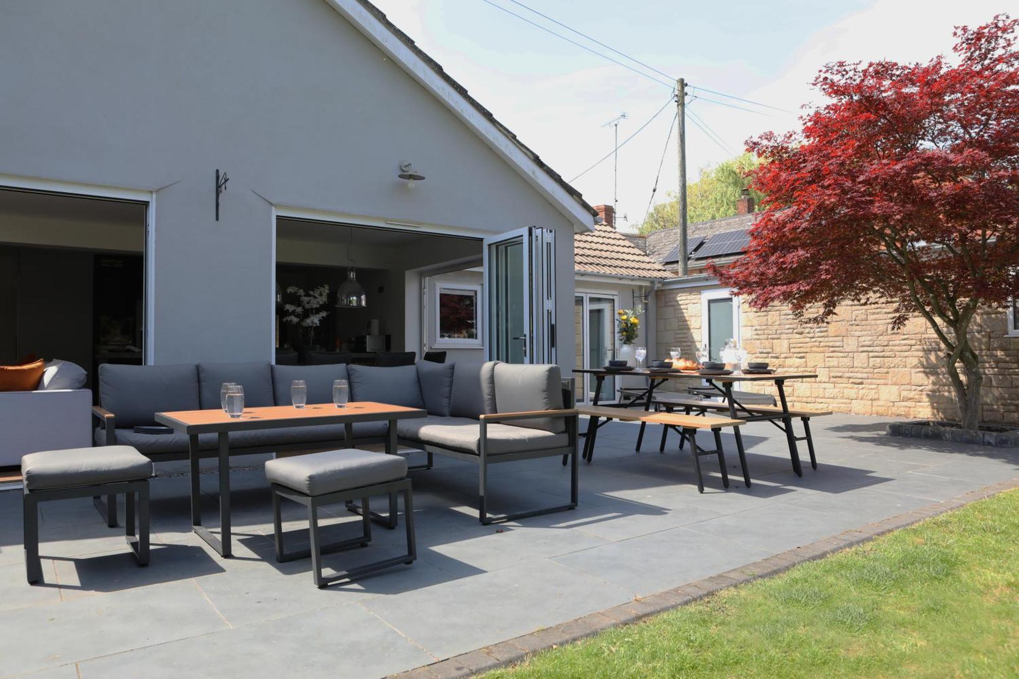 Stunning 3 Bed 2 Bath Detached Village Holiday home Cheltenham
