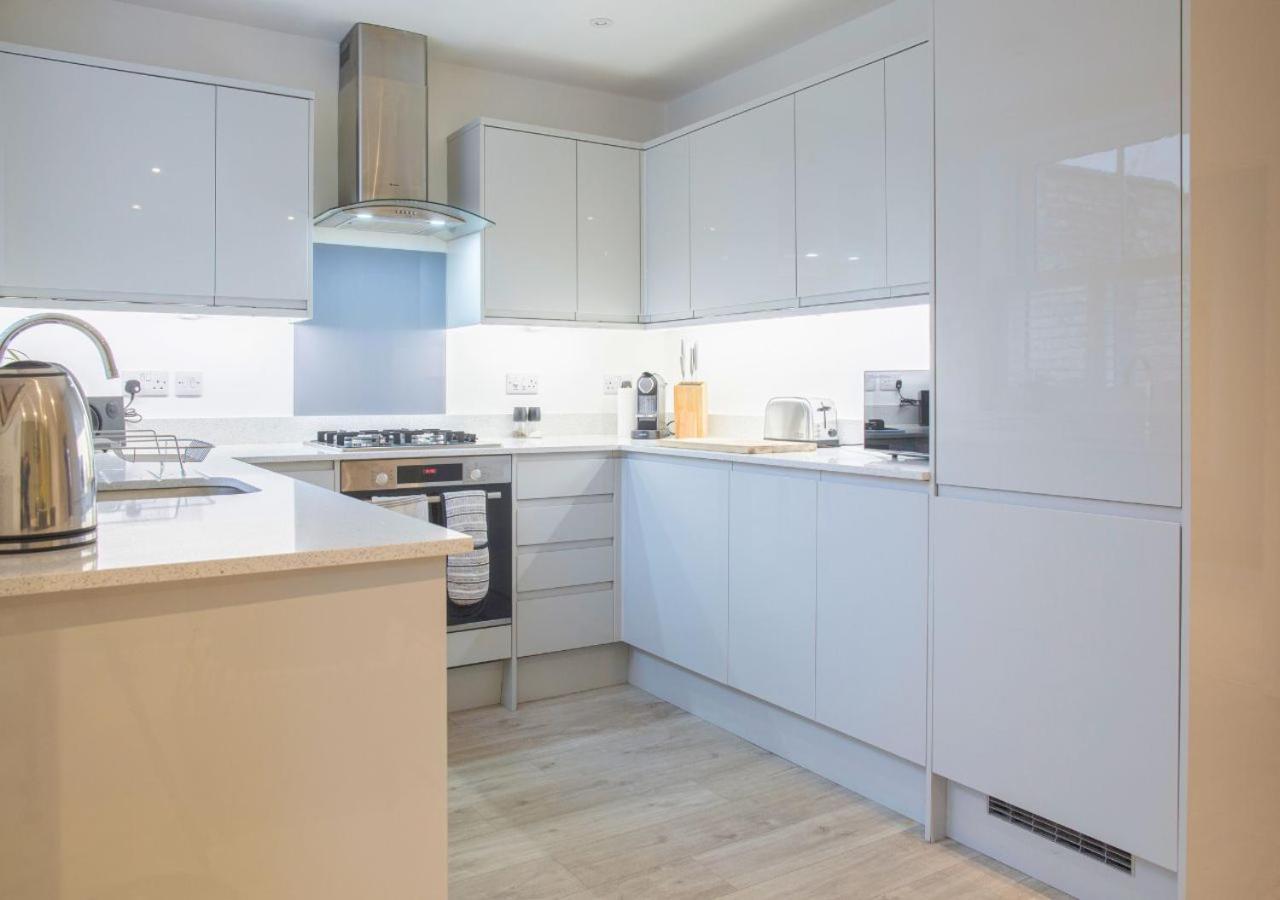 Stunning 2 Bed With Private Patio And Free Parking * Cheltenham