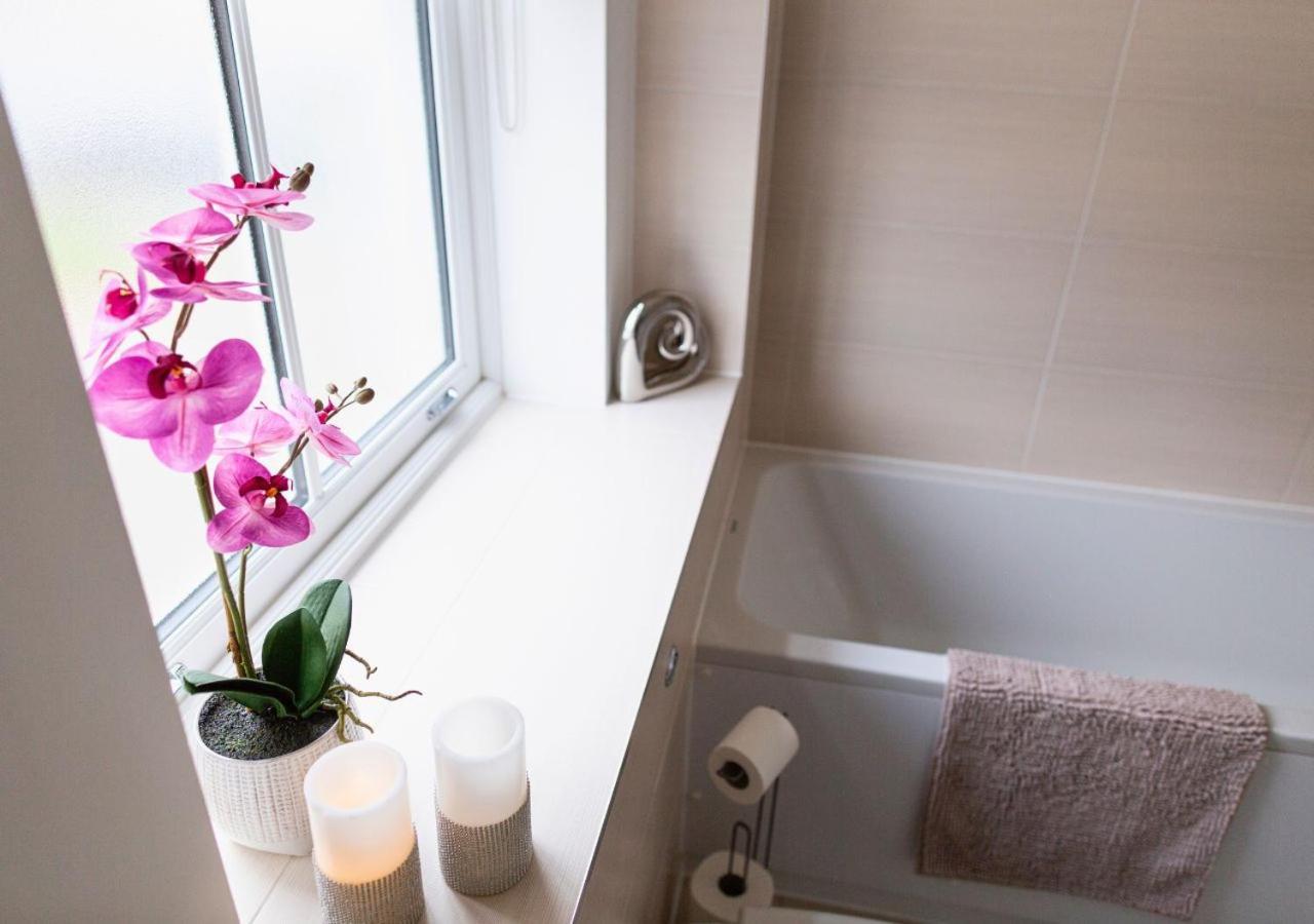 Stunning 2 Bed With Private Patio And Free Parking *