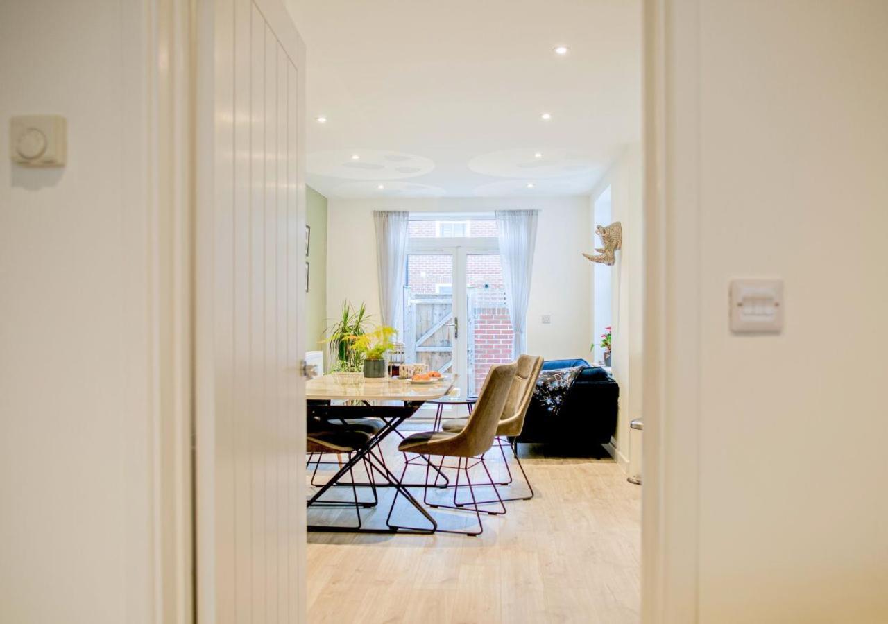 Stunning 2 Bed With Private Patio And Free Parking Cheltenham